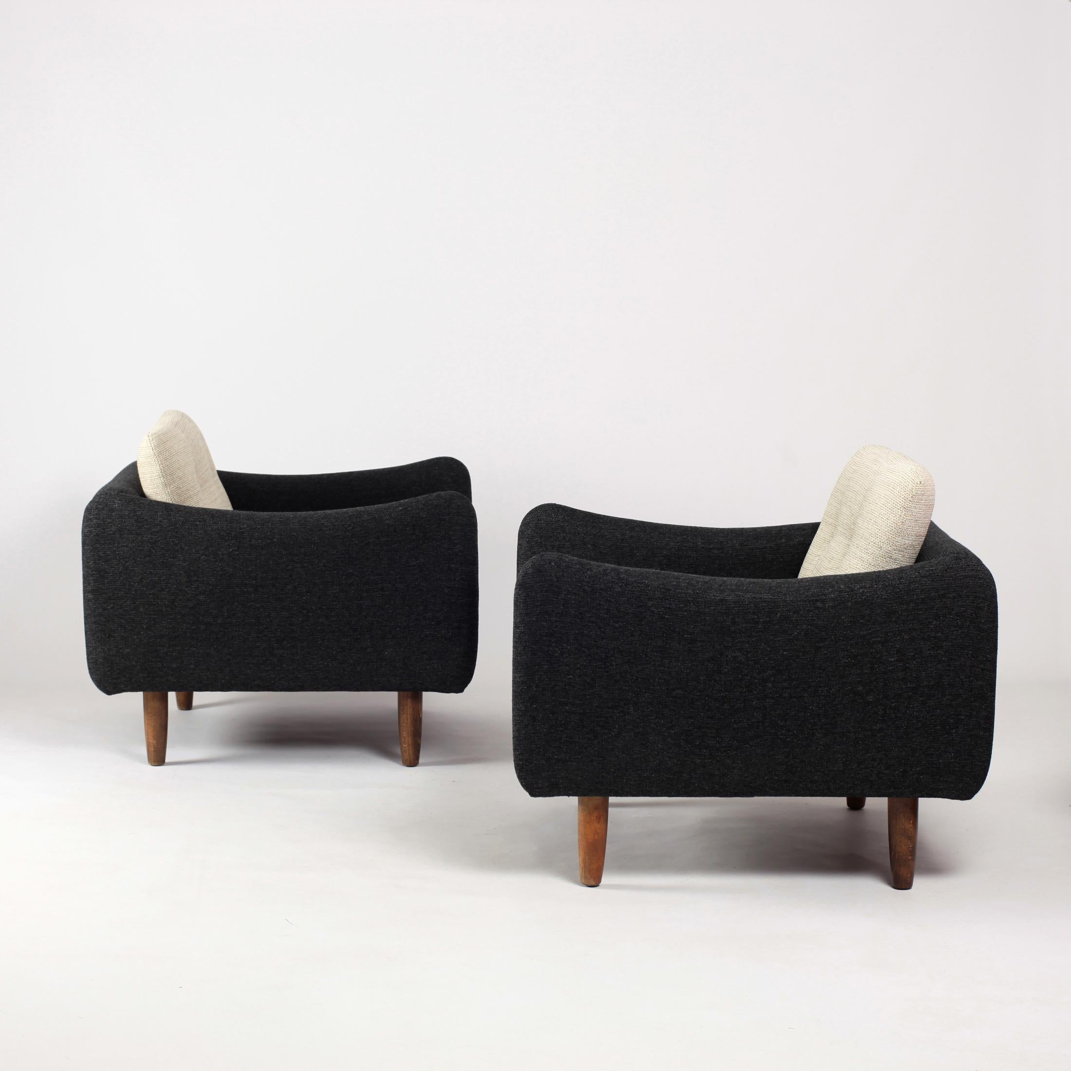 Nice Michel Mortier Teckel or SF116 pair of armchairs for Steiner designed in 1963,
newly upholstered in beautiful Kvadrat fabric.
The metal label of the manufacturer is present on the chairs.