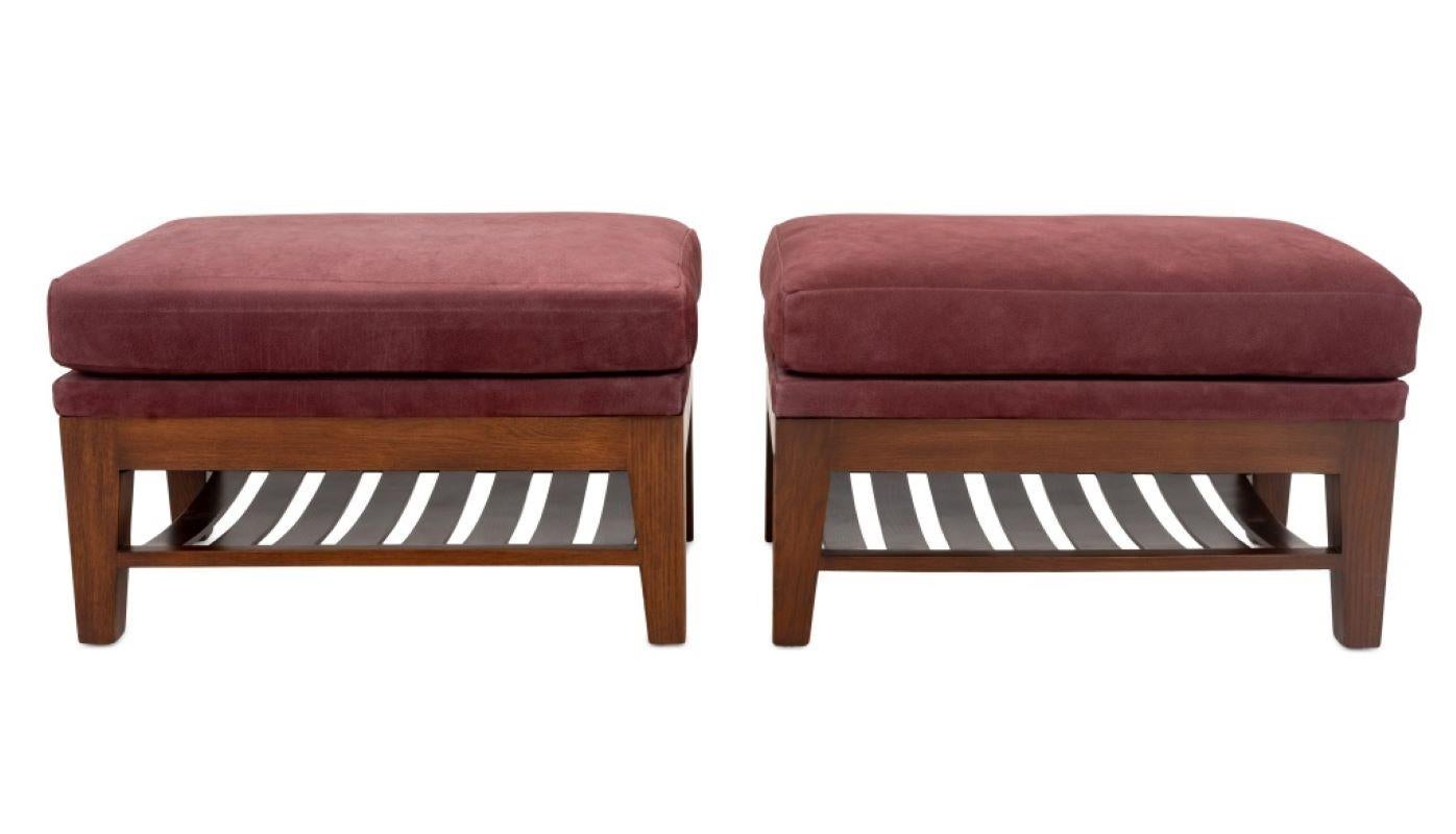 Paire d'ottomans Ted Boerner Intermezzo en daim bourgogne, chacun avec quatre pieds soutenus par un sous-palier. 13