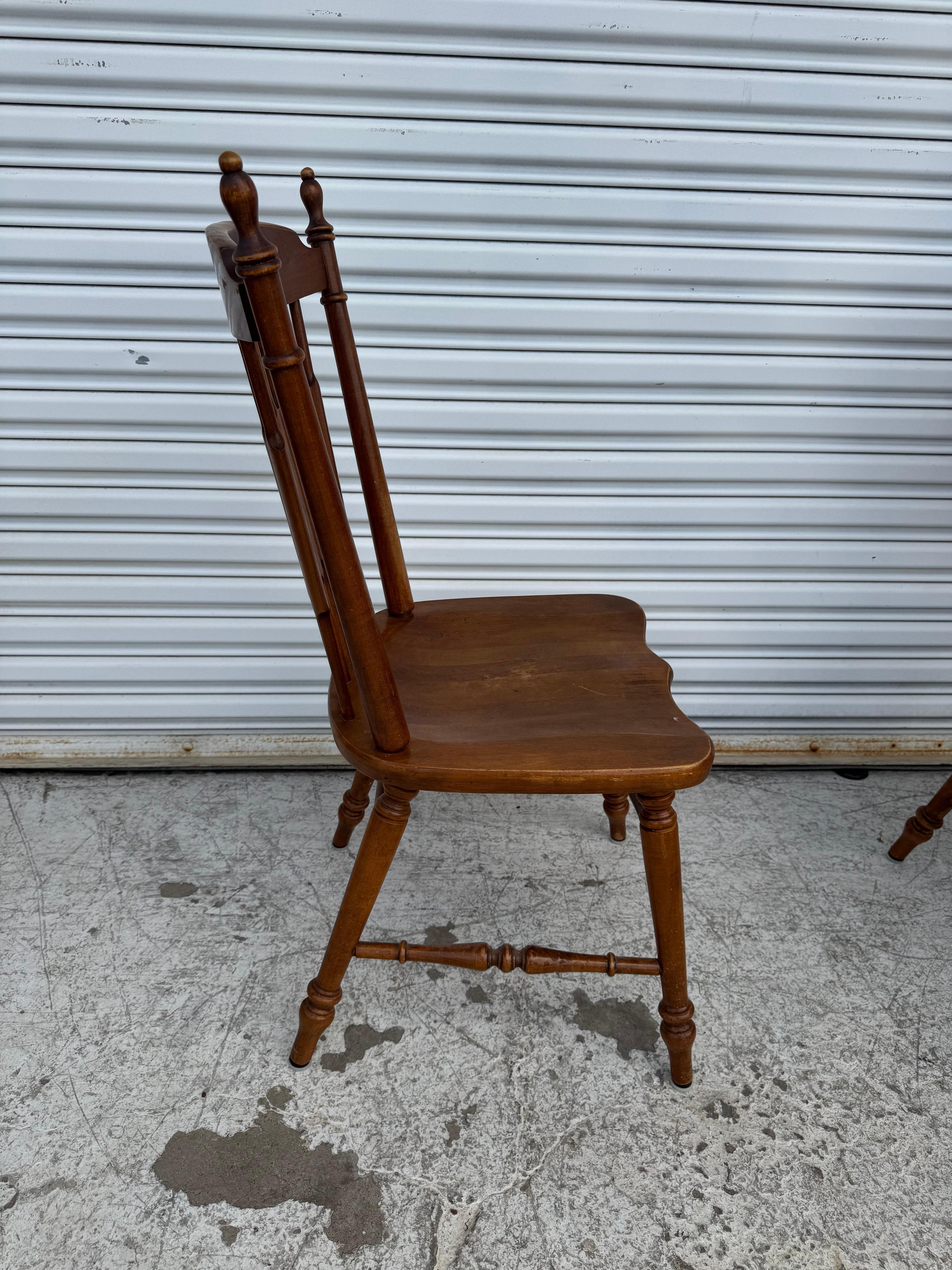 Bois Paire de chaises de salle à manger à dossier en quenouille en érable dur de Tell City Furniture en vente