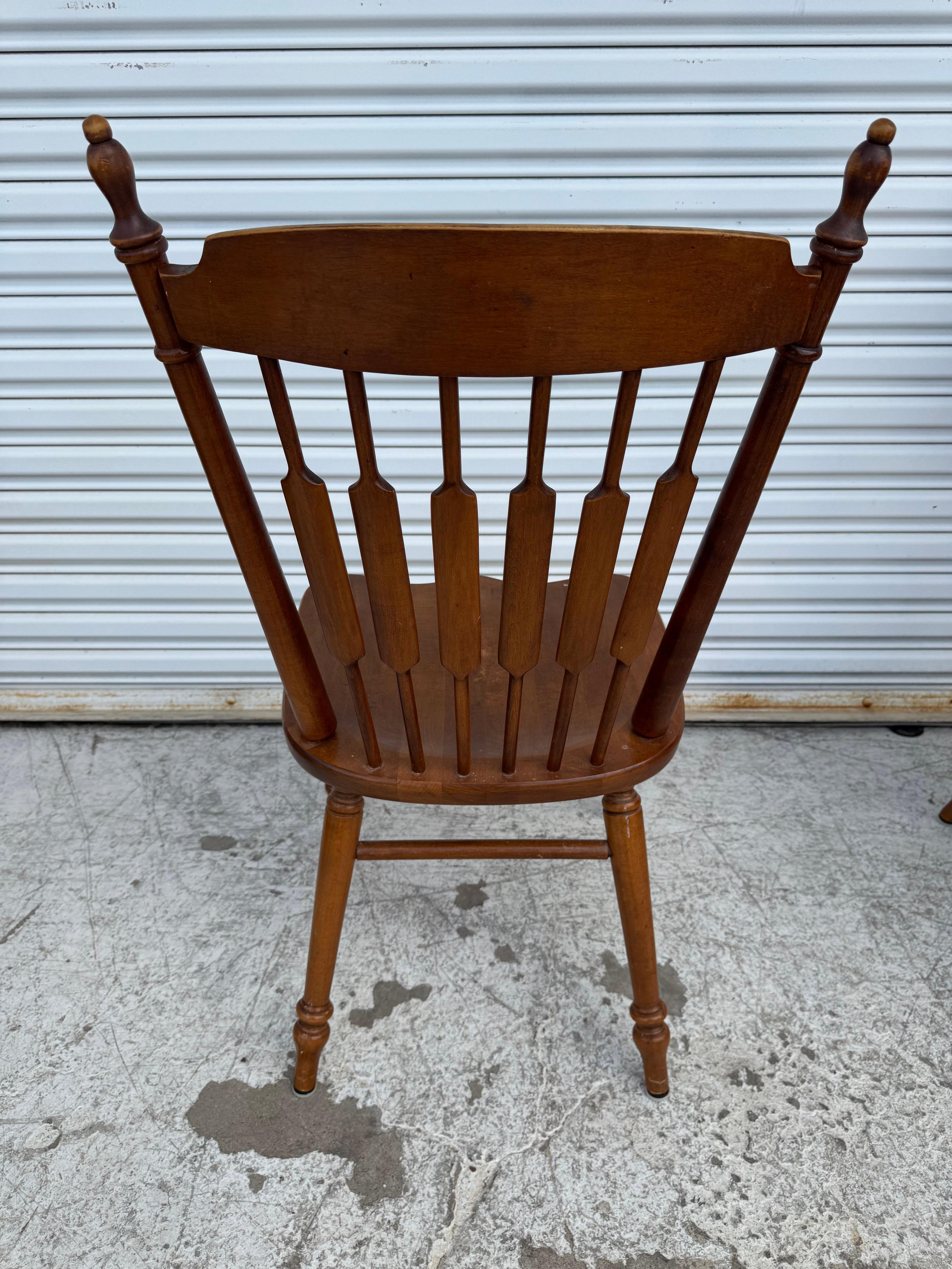 Paire de chaises de salle à manger à dossier en quenouille en érable dur de Tell City Furniture en vente 1
