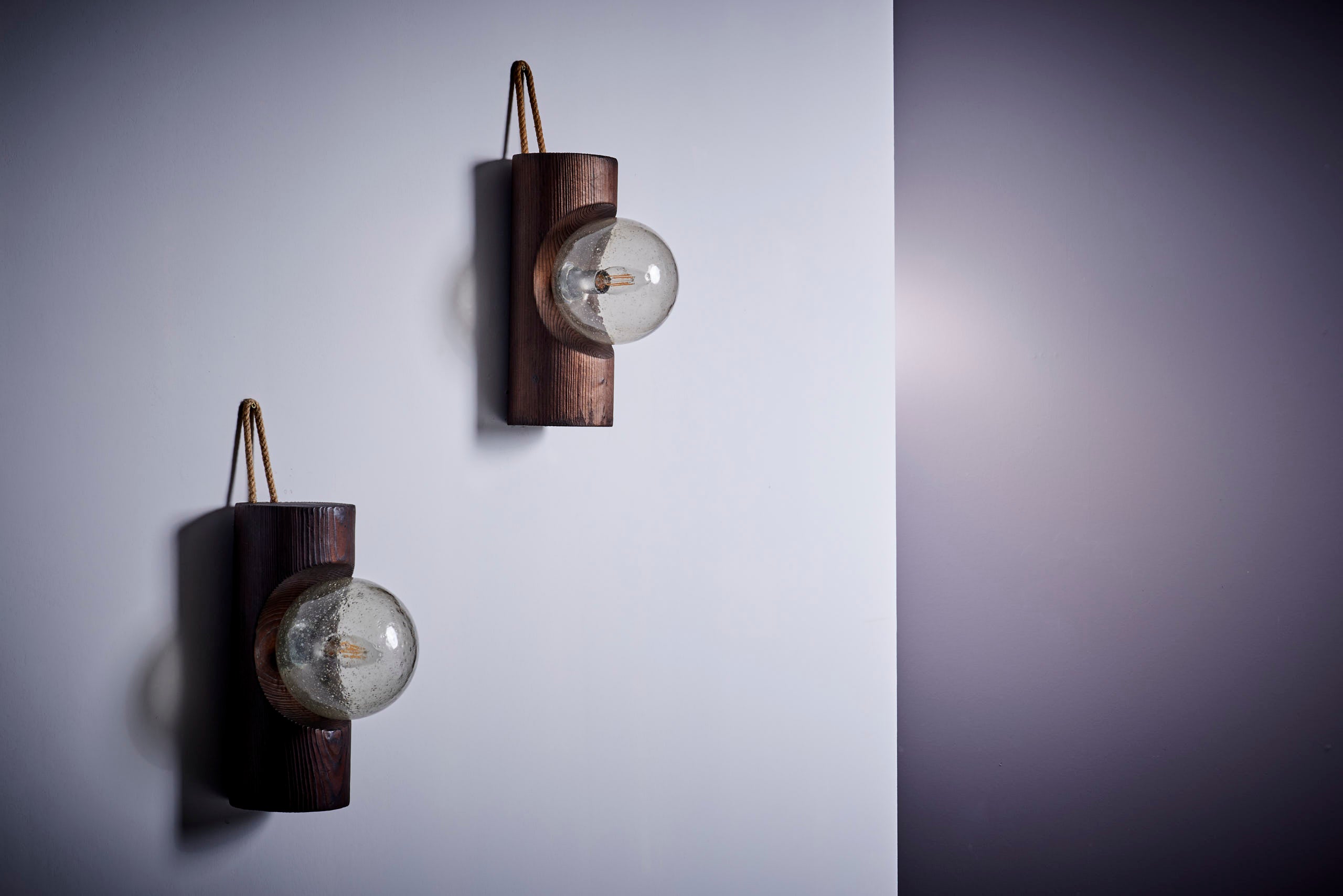 Temde Pair of Wall Lamps in Wood with Glass Bulbs.
1x E14 each.

Please note: Lamp should be fitted professionally in accordance to local requirements.