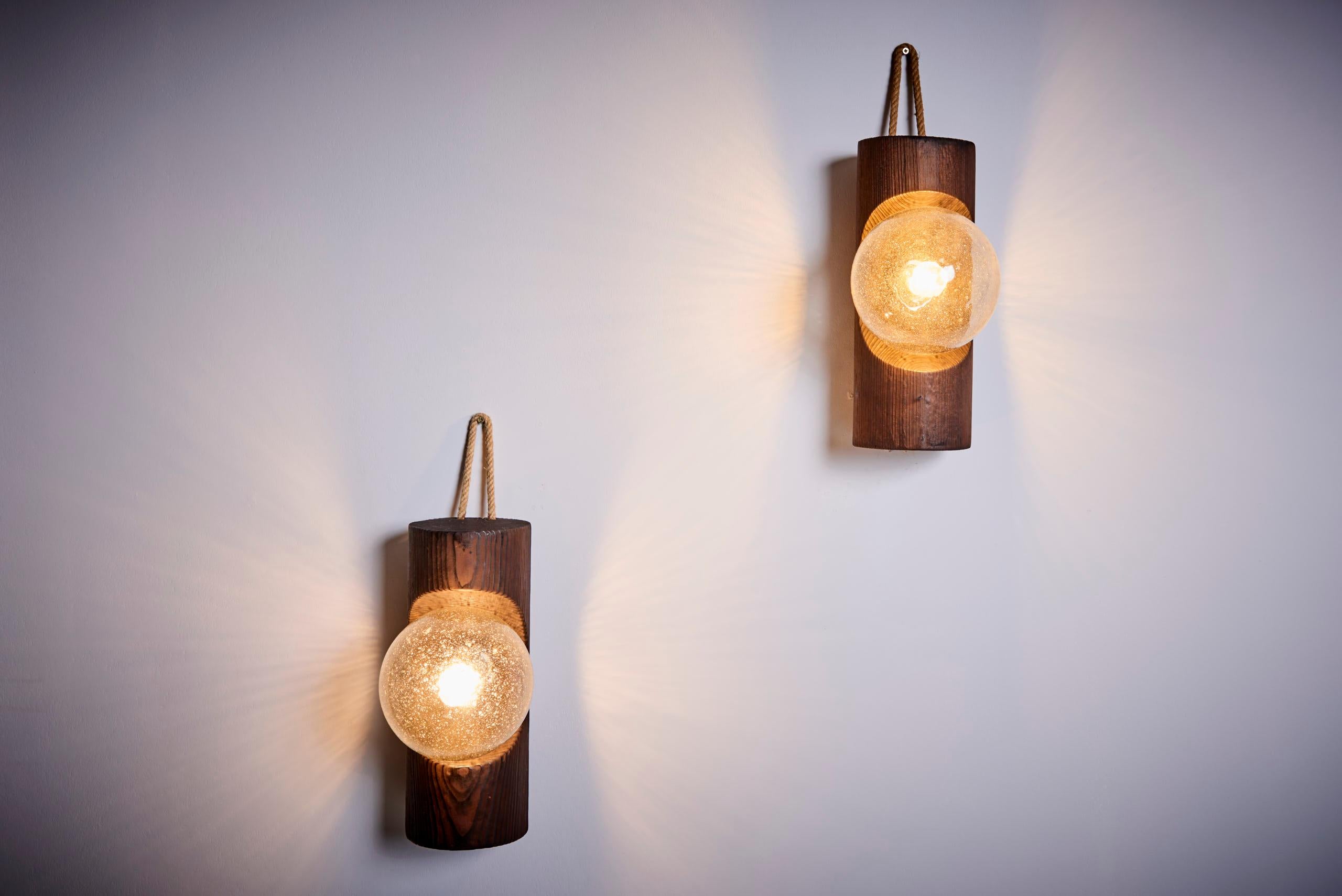 Mid-Century Modern Pair of Temde Wall Lamps in Wood, Switzerland 1960s  For Sale