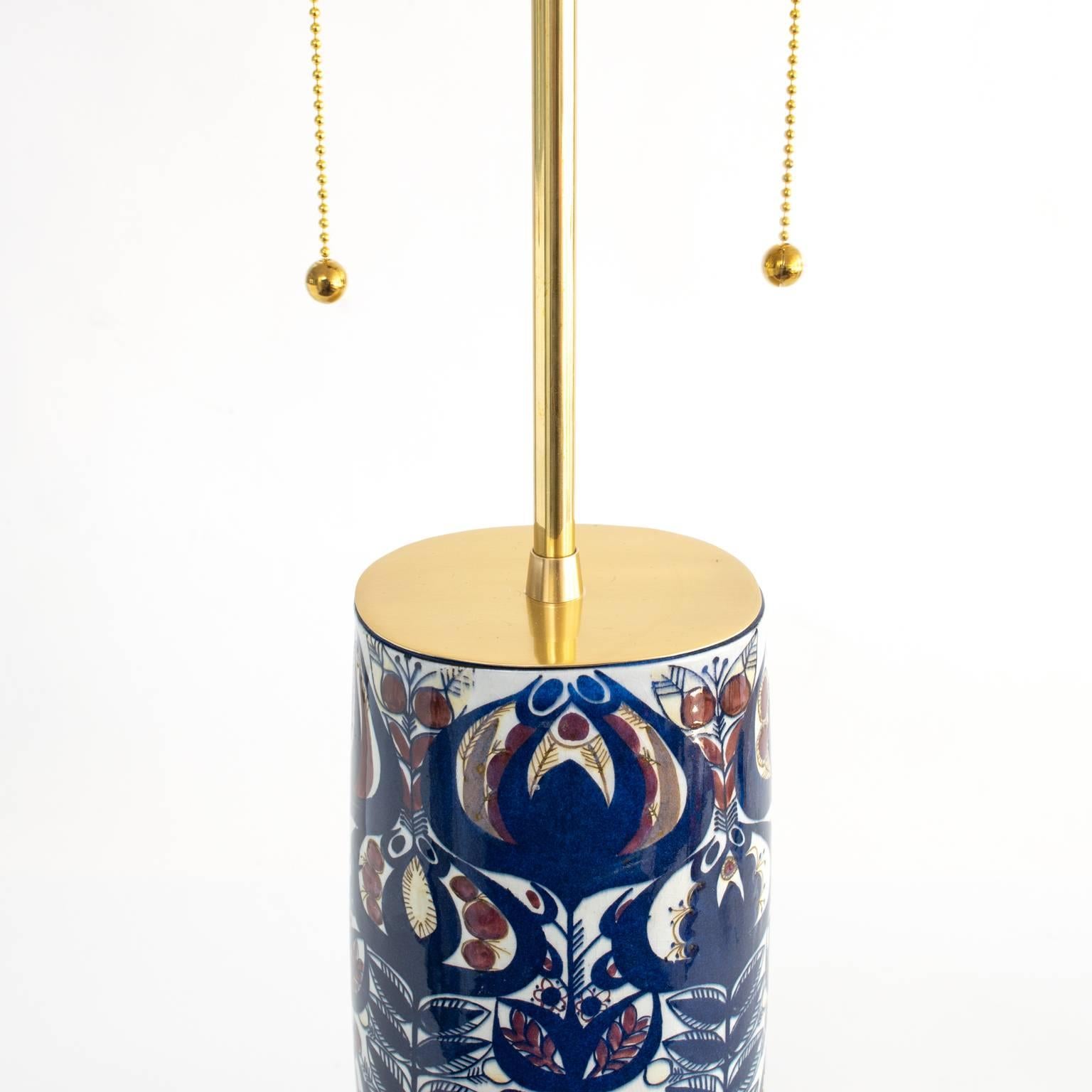 Paar „Tenara“-Porzellan-Tischlampen, entworfen von Berte Jessen, Aluminia im Zustand „Hervorragend“ im Angebot in New York, NY
