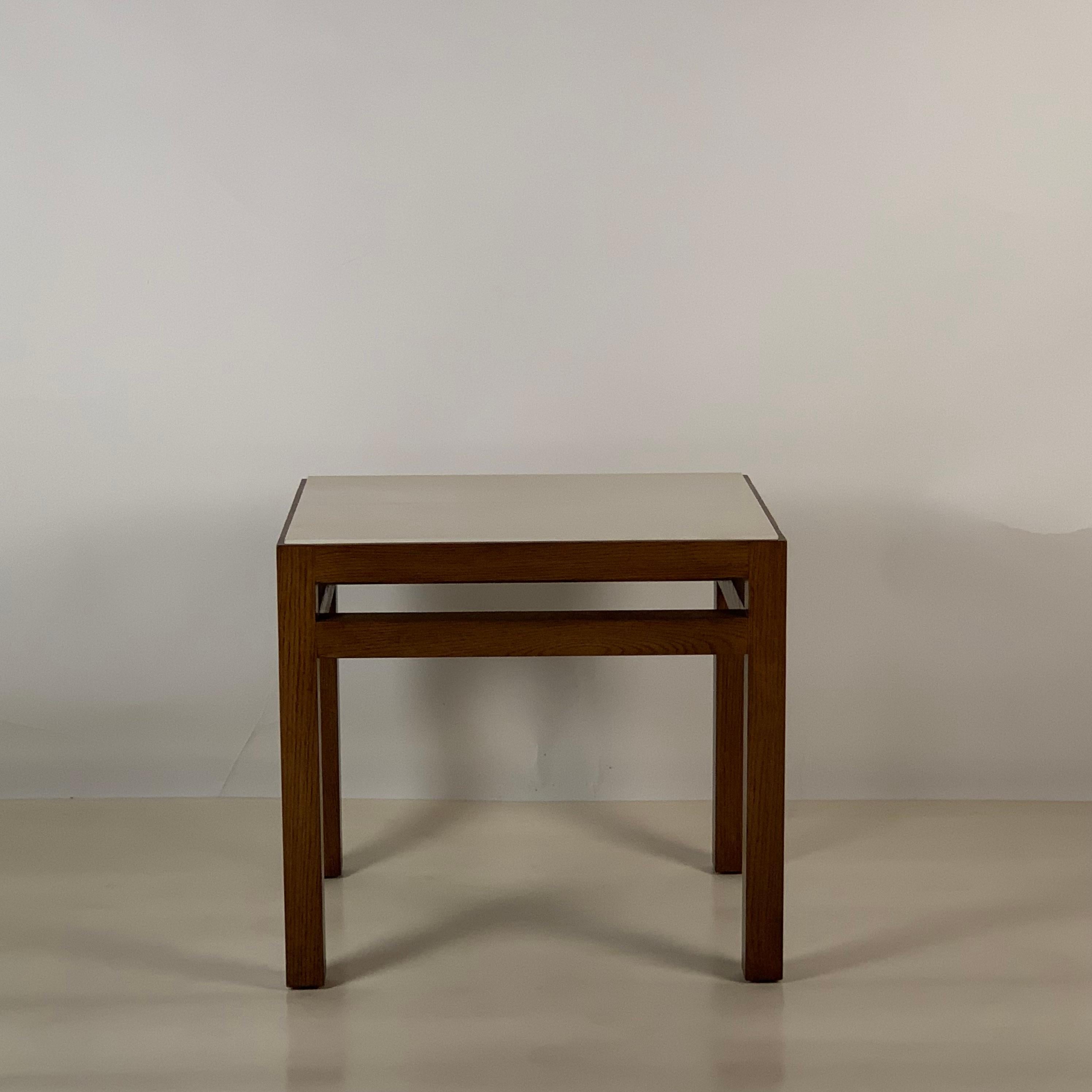 Paire de tables d'appoint en chêne et parchemin 'Tenon' par Design Frères.

Bases épaisses en chêne blanc massif poli, équipées d'inserts supérieurs en parchemin de chèvre naturel scellé (parchemin). Tables d'appoint polyvalentes aux proportions