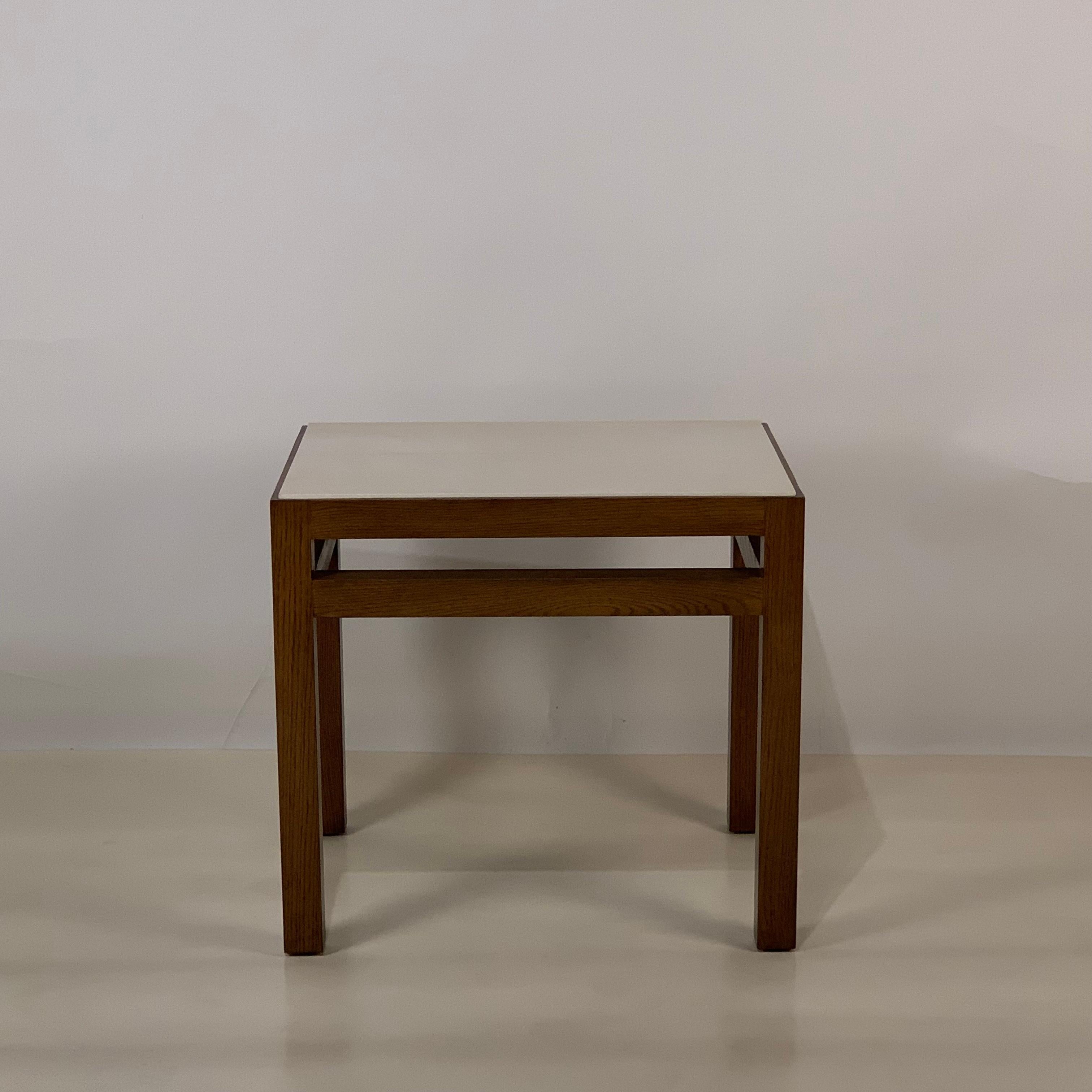 Art déco Paire de tables d'appoint en chêne et parchemin 'Tenon' par Design Frères en vente