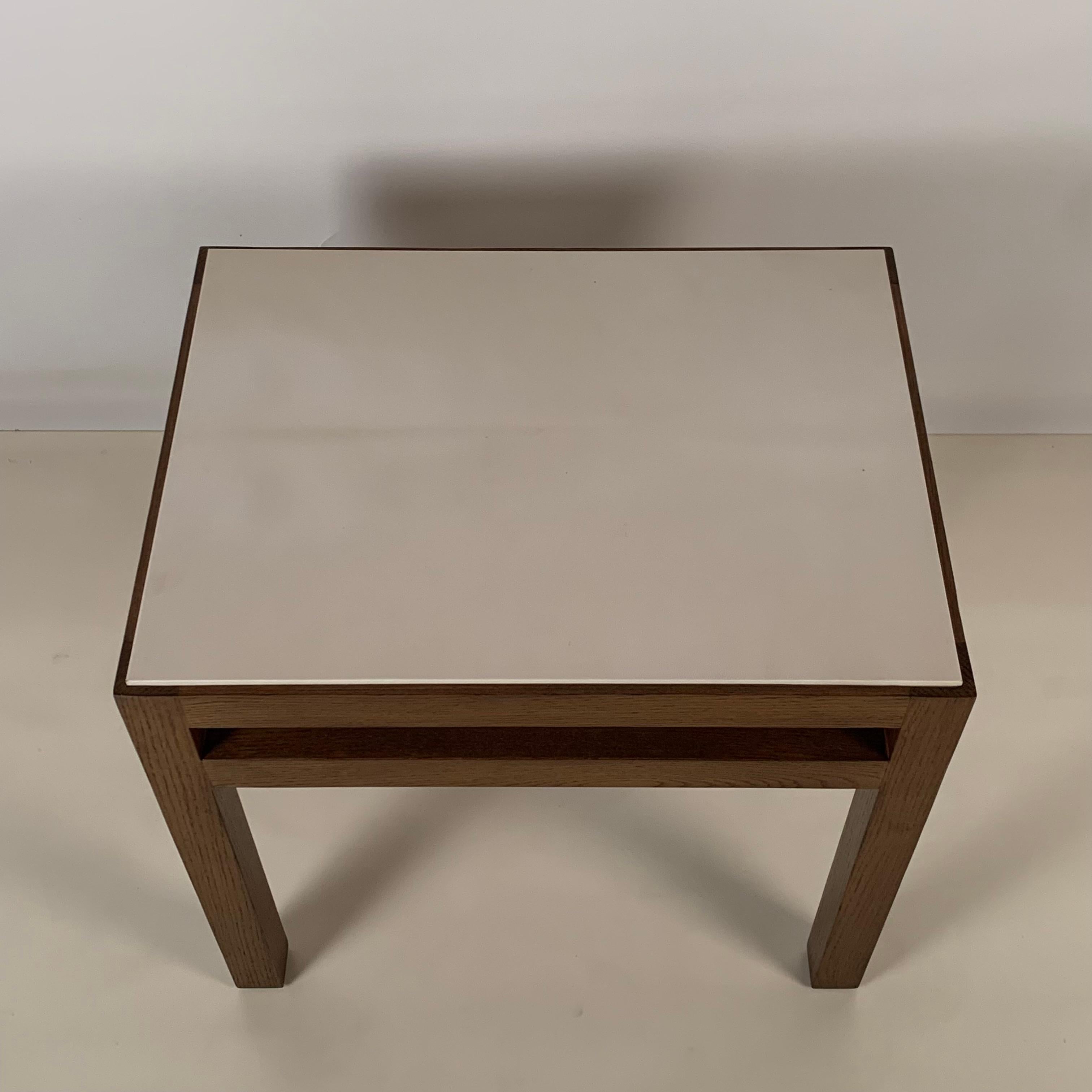 Cuir de chèvre Paire de tables d'appoint en chêne et parchemin 'Tenon' par Design Frères en vente