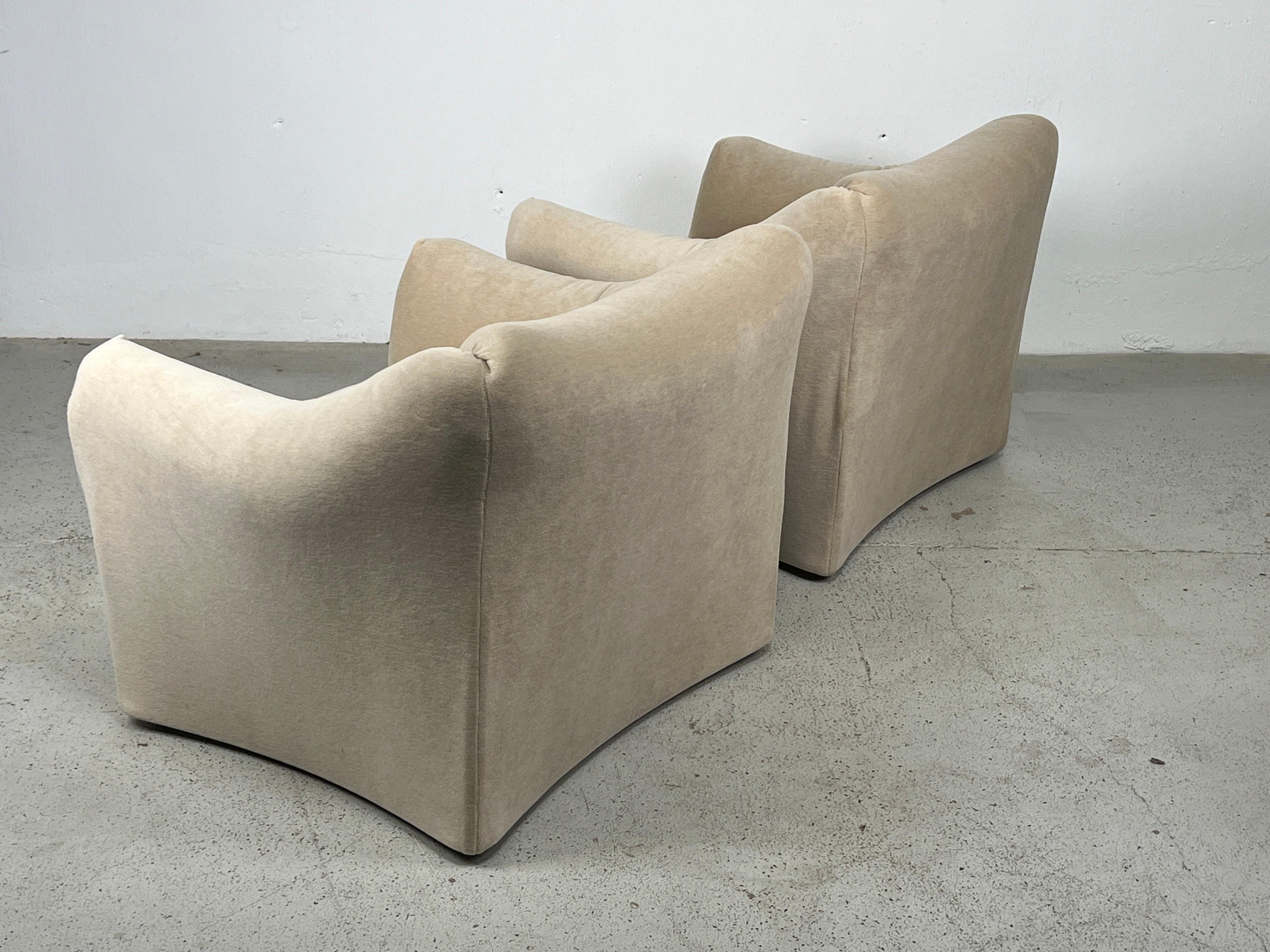 Pair of Tentazione Lounge Chairs by Mario Bellini in Mohair 7