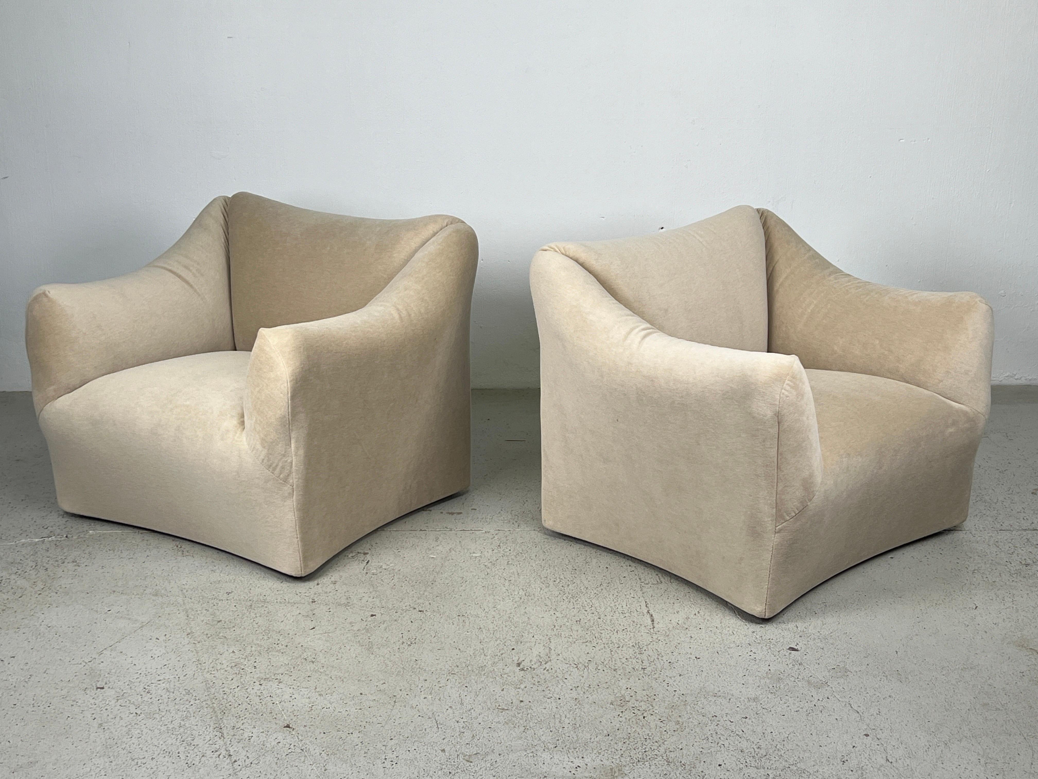 Pair of Tentazione Lounge Chairs by Mario Bellini in Mohair In Good Condition In Dallas, TX