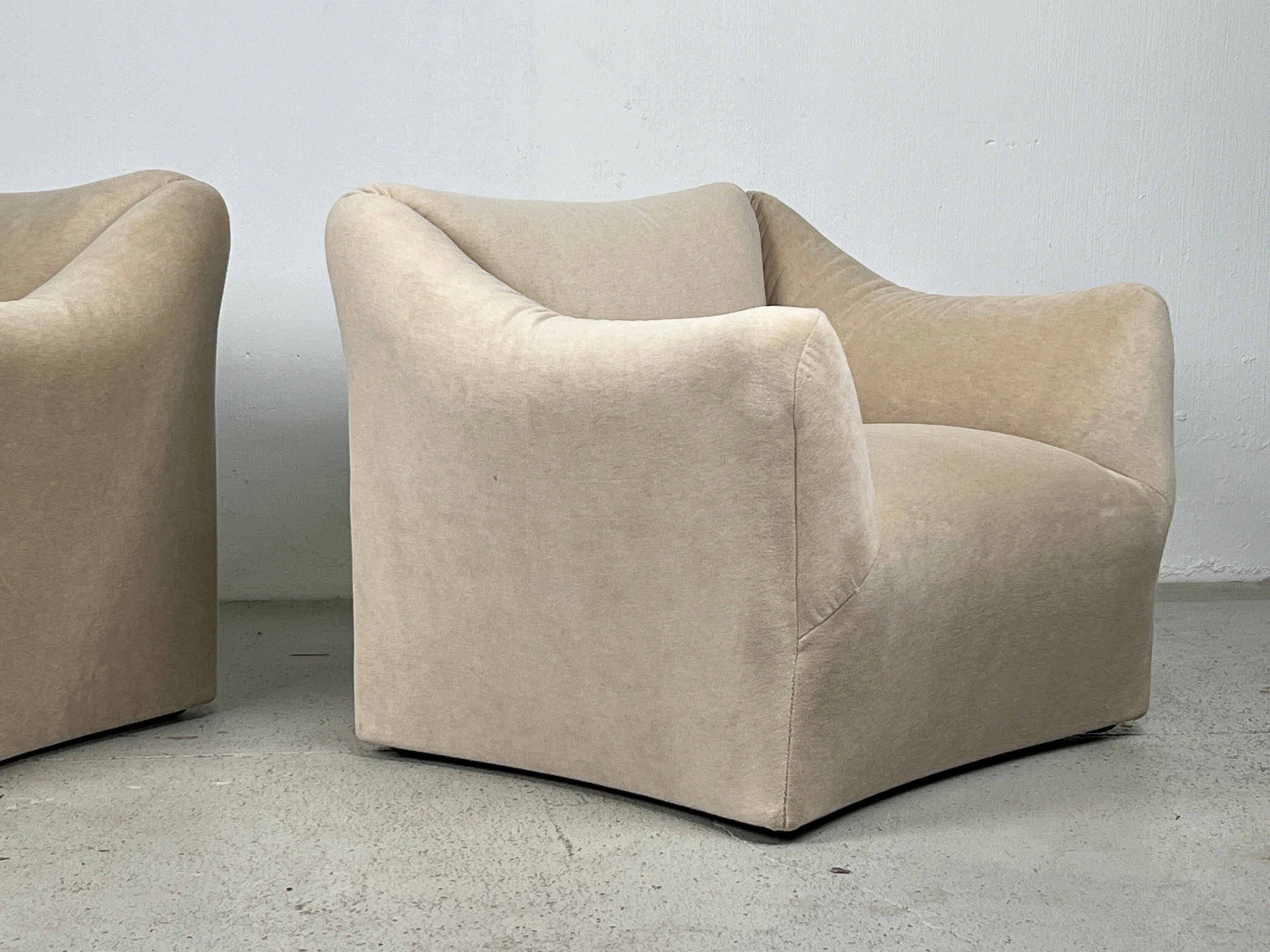 Pair of Tentazione Lounge Chairs by Mario Bellini in Mohair 1