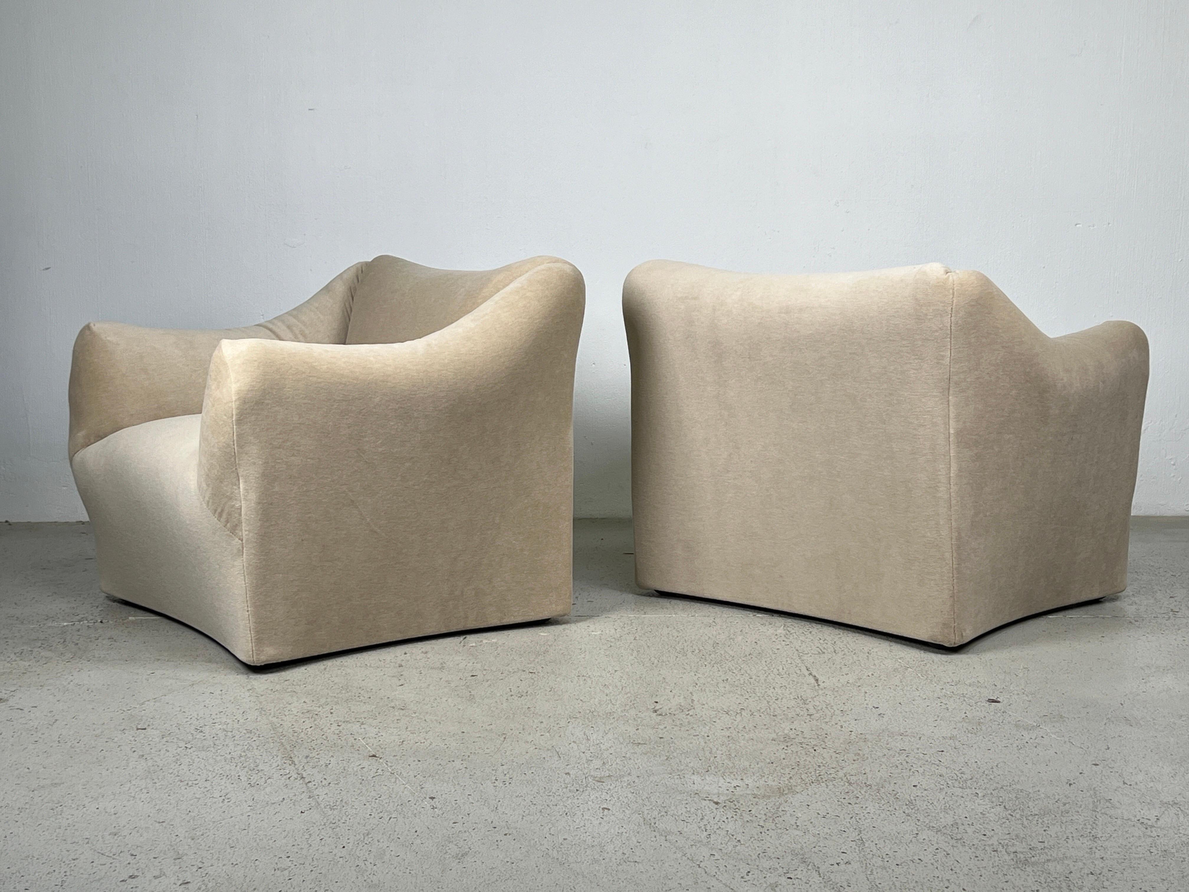 Pair of Tentazione Lounge Chairs by Mario Bellini in Mohair 4
