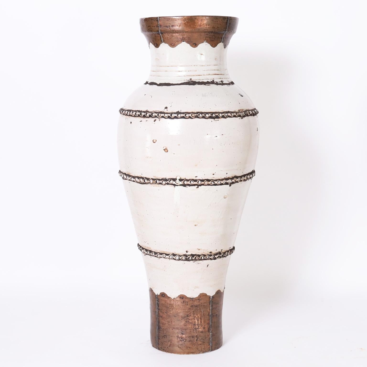 Mauresque Paire de vases de sol de palais en terre cuite et cuivre en vente