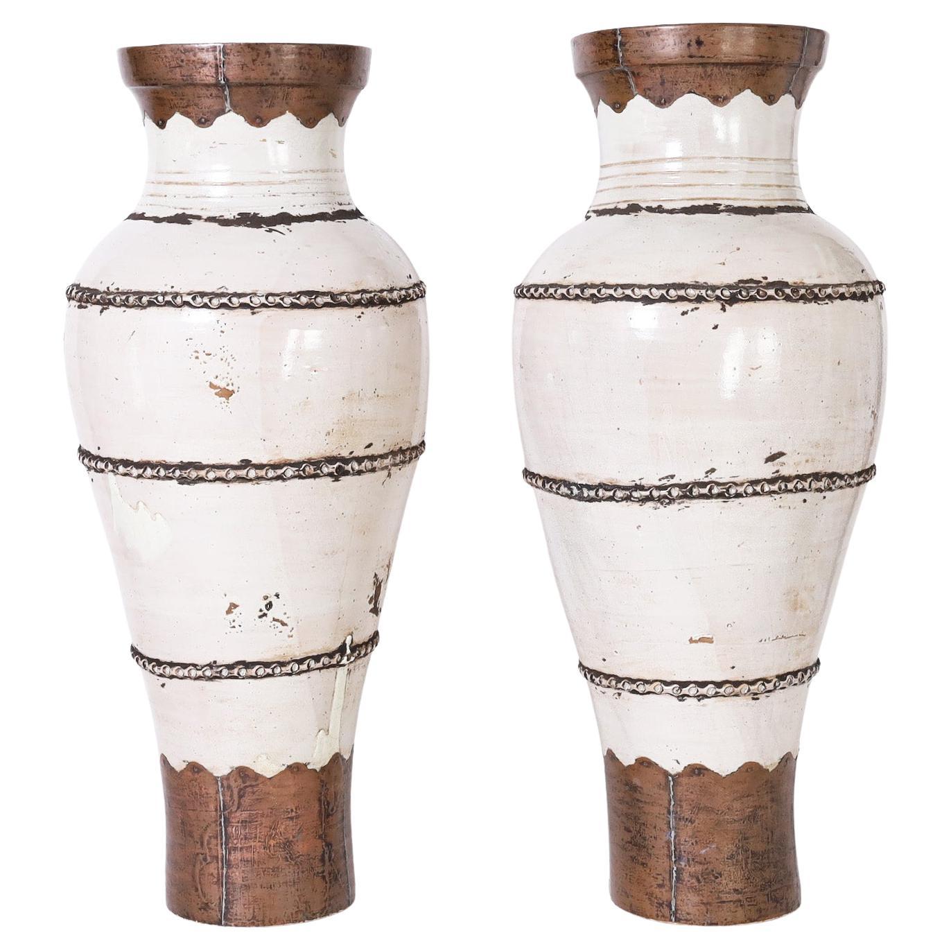 Paire de vases de sol de palais en terre cuite et cuivre