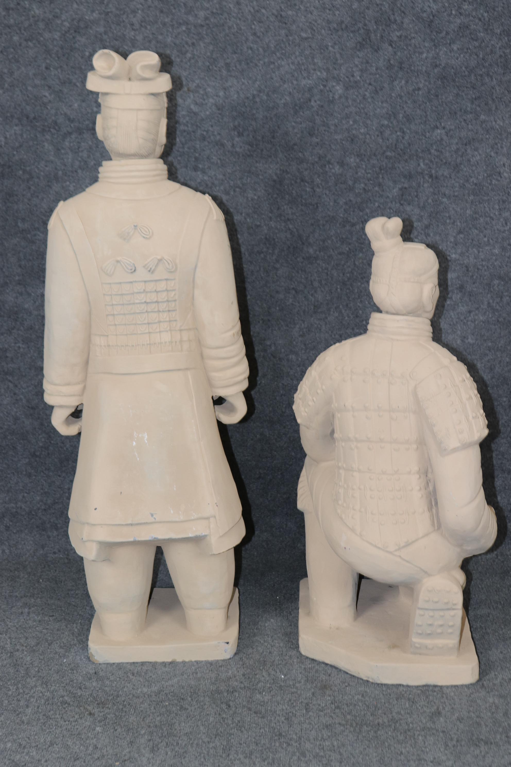 Cinese Coppia di sculture di guerrieri cinesi in terracotta Qin Shi Repliche in vendita