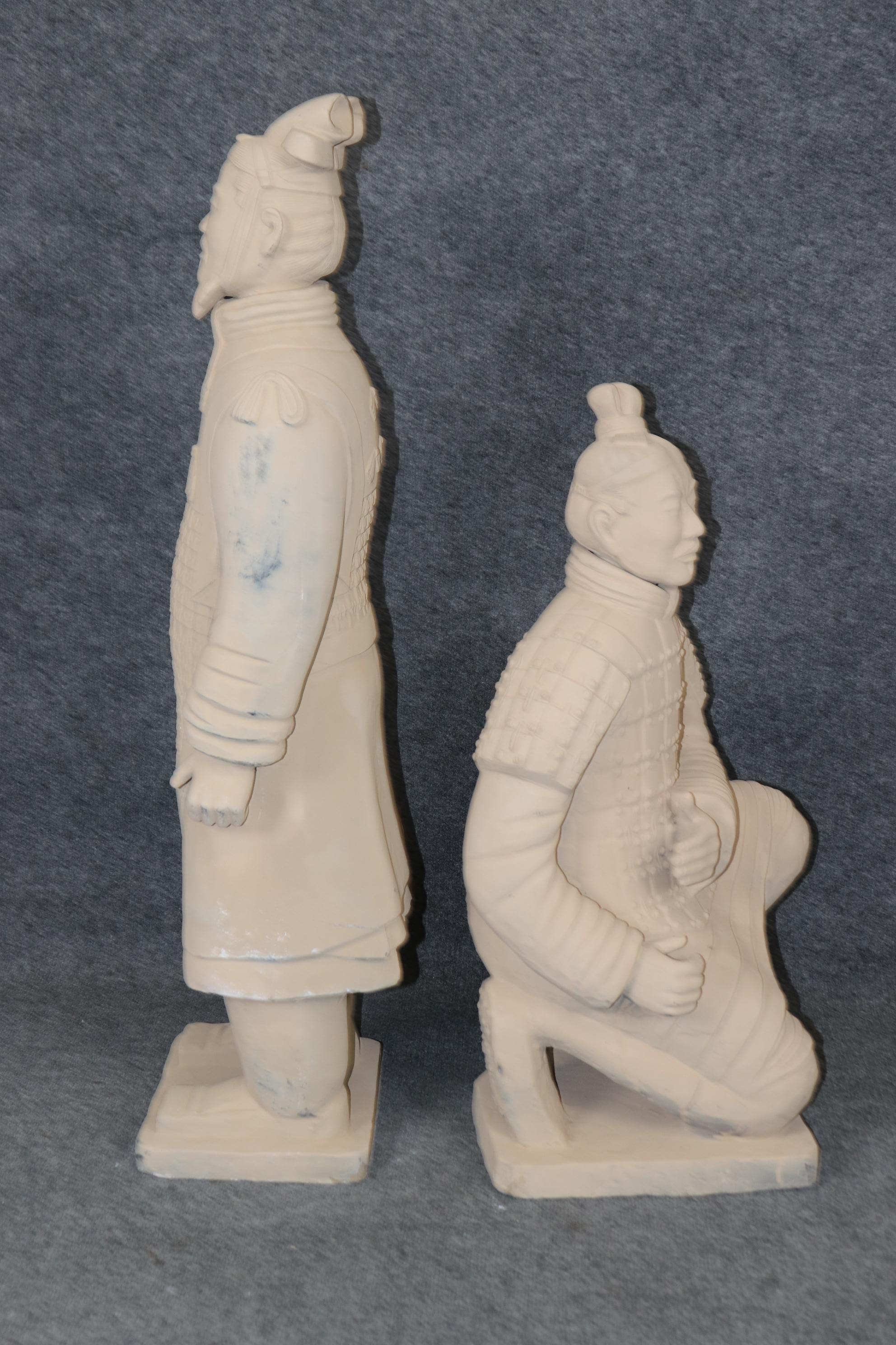 Coppia di sculture di guerrieri cinesi in terracotta Qin Shi Repliche In condizioni buone in vendita a Swedesboro, NJ