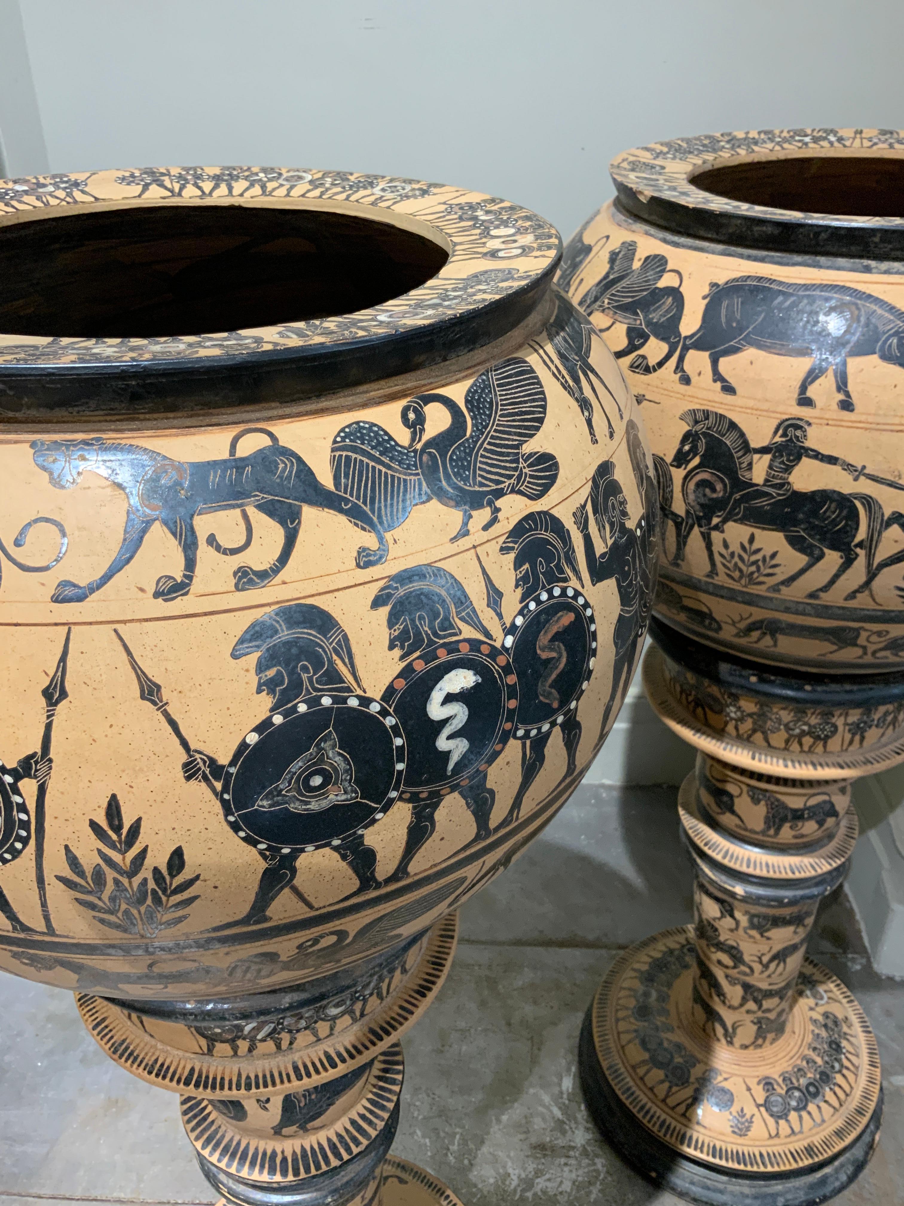 Paire de vases en terre cuite très décoratifs sur base à décor grec 
Des détails précis 
Italie 1950 ou avant 
