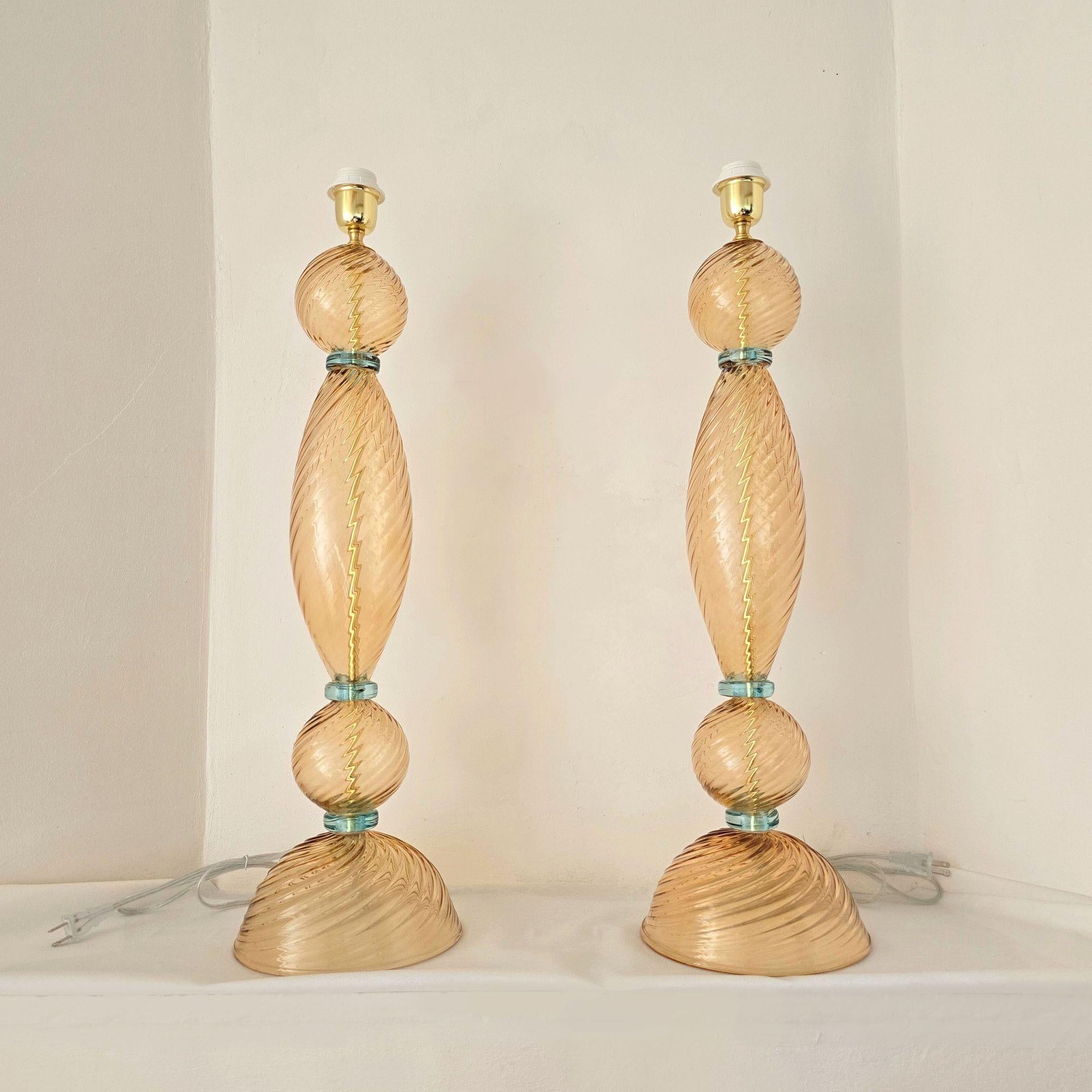 Coppia di grandi lampade di Murano della metà del secolo scorso, stile Vistosi, Italia  1980s.
Le lampade da tavolo o da scrivania hanno uno stile che va dal neoclassico alla metà del secolo scorso.
Sono realizzati a mano in vetro di Murano, con