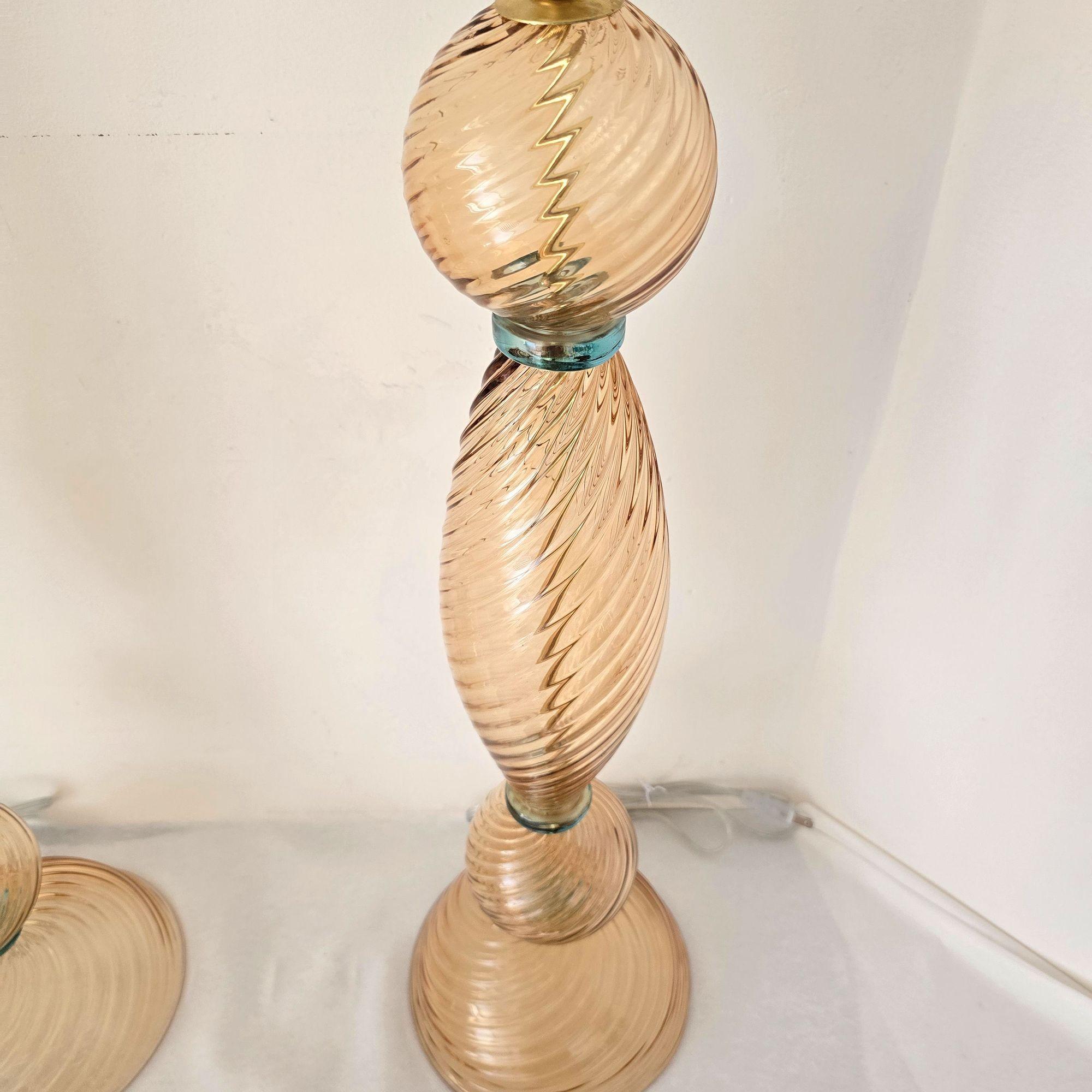 Mid-Century moderno Coppia di lampade in terracotta e vetro blu di Murano in vendita