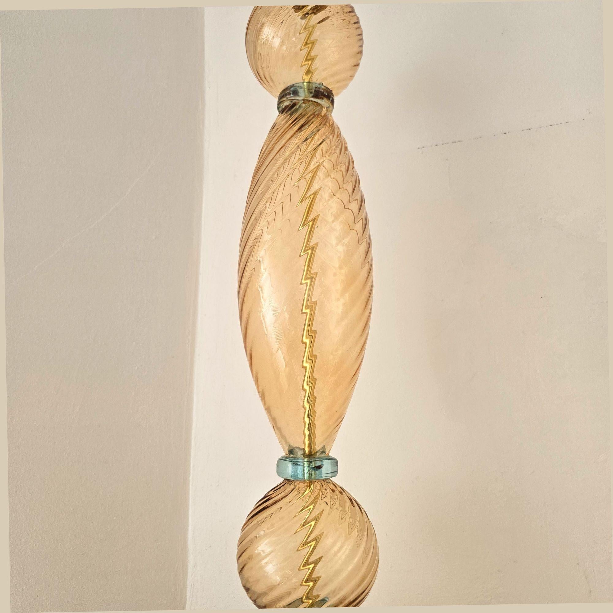 Italiano Coppia di lampade in terracotta e vetro blu di Murano in vendita