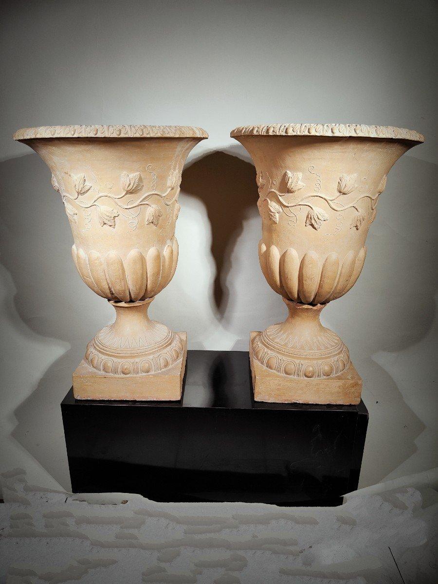 Paar Terrakotta-Tassen aus dem Jahr 1846
PAAR TERRAKOTTA-TASSEN, DATIERT 1846
DEKORATIVE TERRAKOTTA-TASSEN VON 1846 IM MEDICI-STIL MIT BLUMEN VERZIERT. DIE TASSEN SIND MIT DER JAHRESZAHL 1846 UND DER TÖPFERMARKE IN FORM EINES STERNS VERSEHEN.