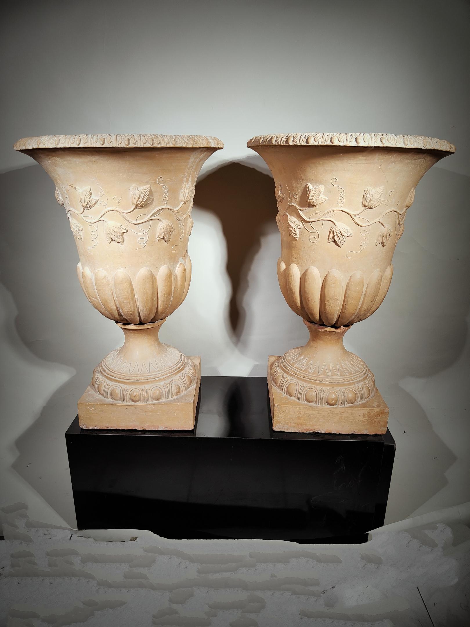 Pair Of Terracotta Cups Dated 1846
PAIR OF TERRACOTTA CUPS DATED 1846
DECORATIVE TERRACOTTA CUPS FROM 1846 MEDICI STYLE DECORATED WITH FLOWERS. THE CUPS ARE DATED 1846 AND THE POTTER'S MARK IN THE FORM OF A STAR. MEASUREMENTS: 75 CM HEIGHT AND 52