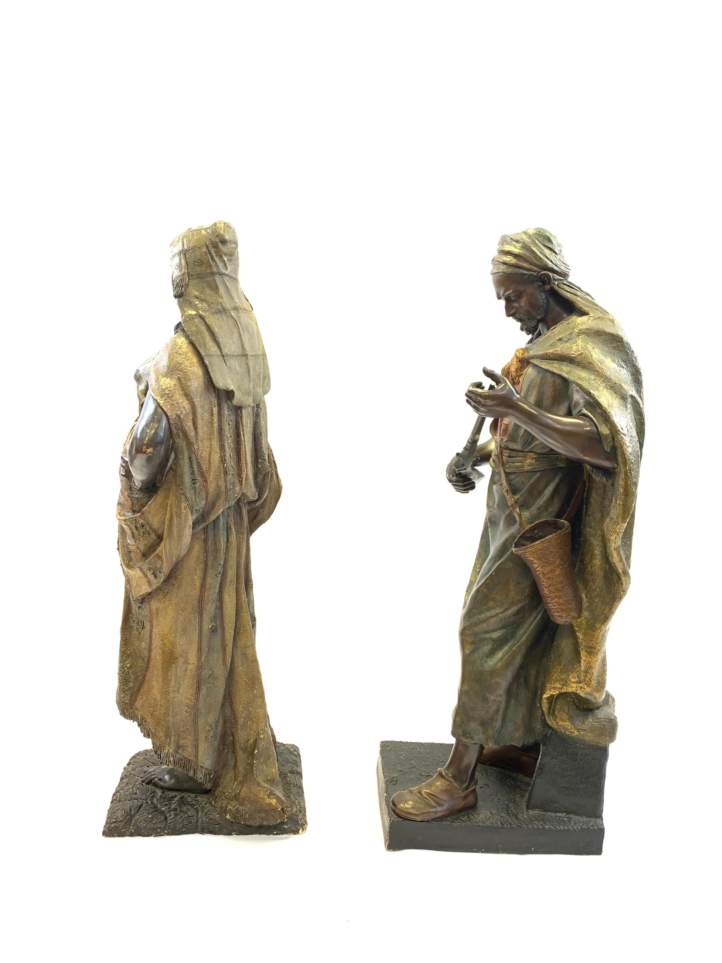 Paire de figures en terre cuite polychrome représentant une dame orientale et un soldat arabe par Friedrich Goldscheider, XIXe siècle.

Impressionnante statuette en terre cuite peinte à froid représentant un soldat arabe et une jeune femme