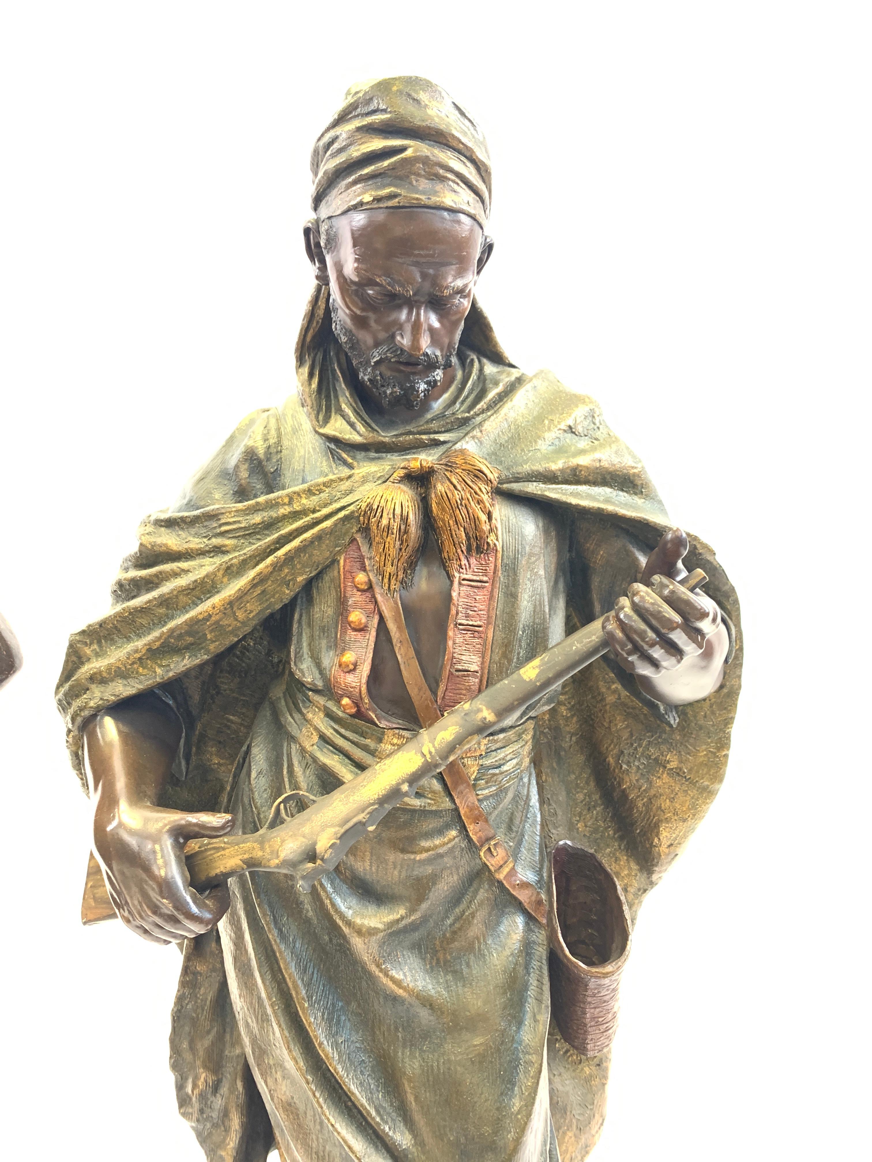 Pareja de figuras de terracota de una dama oriental y un soldado árabe de Goldscheider siglo XIX en venta