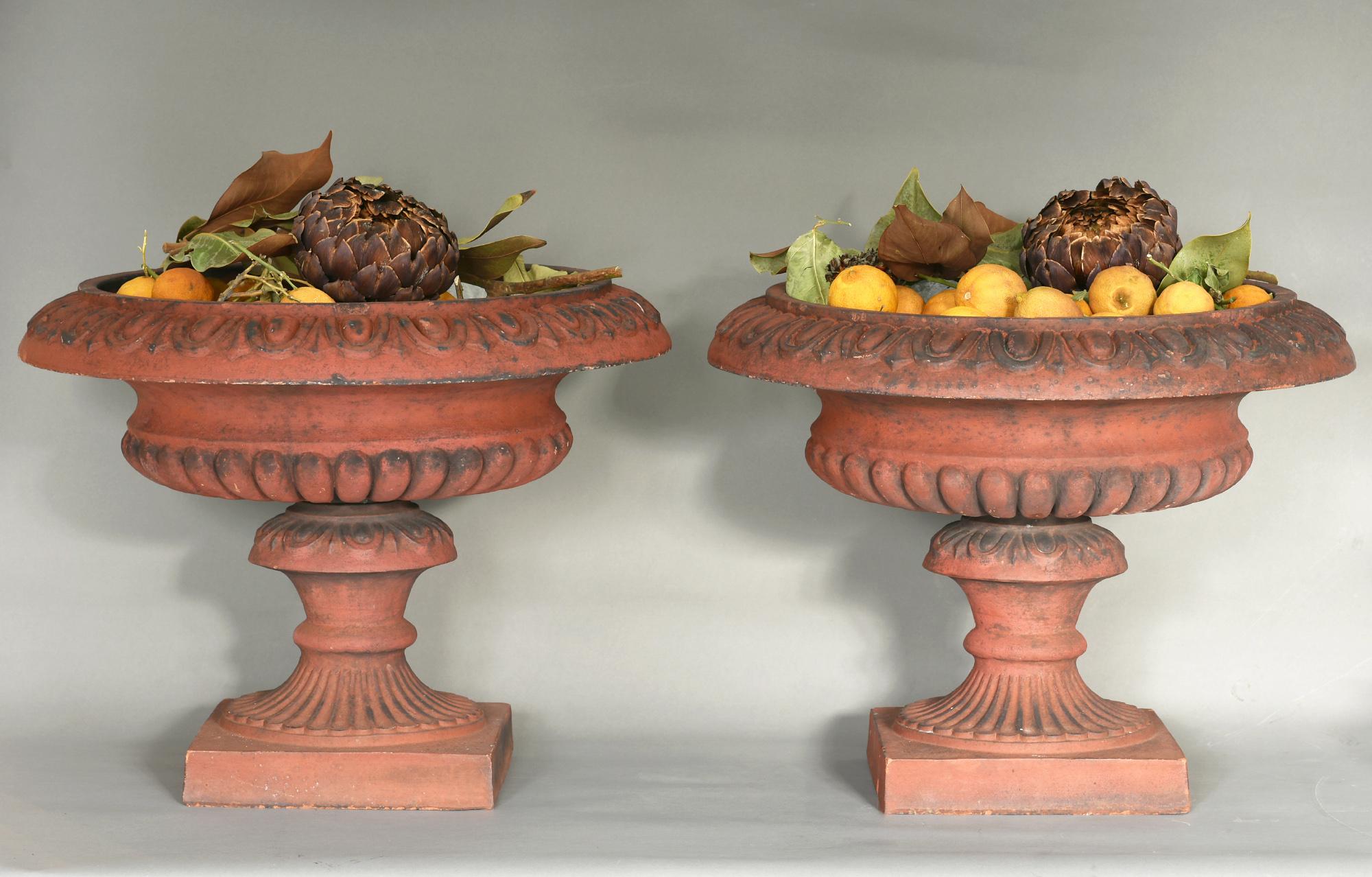 Ein besonders schönes Paar Terrakotta-Vasen aus England, um 1900.
Das Paar ist sehr schön ausgearbeitet und besteht aus zwei Teilen, wie man auf den Bildern sehen kann. Sie sind zwei sehr dekorative Objekte in einem Garten, vor allem mit Blumen