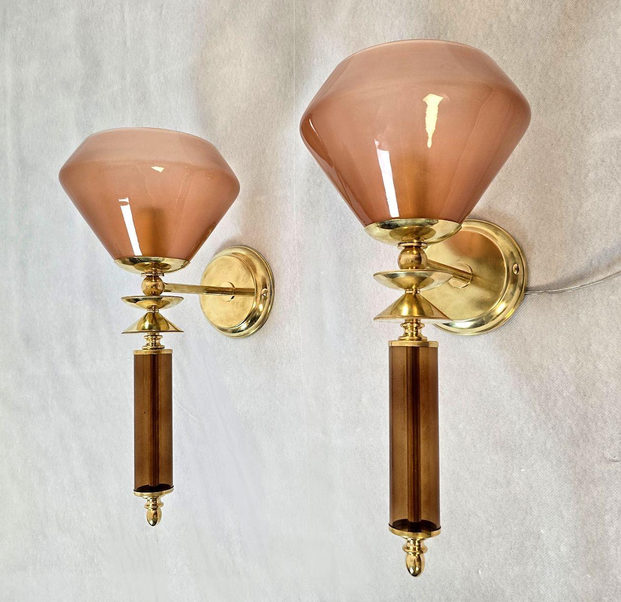Coppia di appliques in vetro di Murano della metà del secolo scorso, Italia, anni '80 circa.
La coppia di appliques italiane è realizzata in terracotta e vetro marrone ed elementi in vetro di Murano.
I supporti sono in ottone lucido.
La piastra