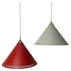Ein Paar dänische Mid-Century-Modern-Pendelleuchten in Terrakotta und Grau mit Messingdetails