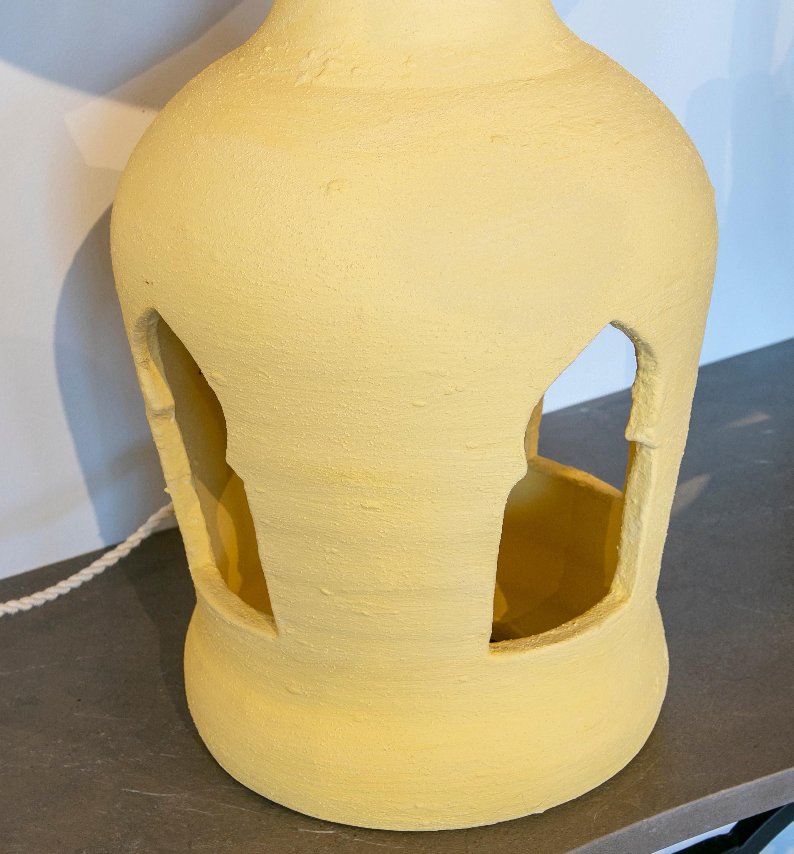 Céramique Paire de lampes en terre cuite peintes en couleurs jaunes en vente