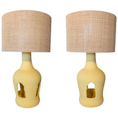 Paire de lampes en terre cuite peintes en couleurs jaunes