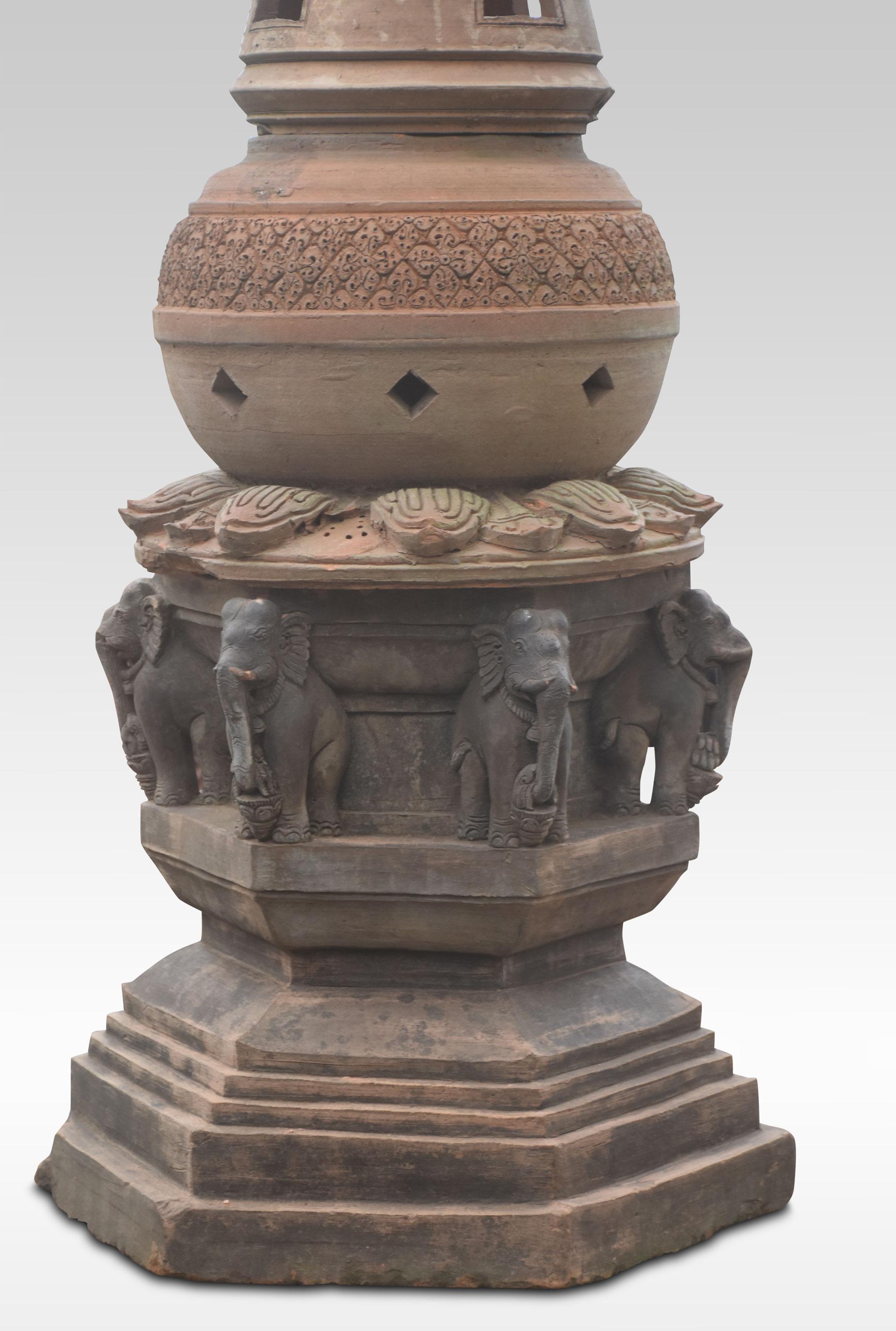 Pareja de faroles de terracota con remates torneados sobre elefantes opuestos. Todo ello elevado sobre una base hexagonal escalonada.
Dimensiones
Altura 65 pulgadas
Anchura 24 pulgadas
Profundidad 24 pulgadas.