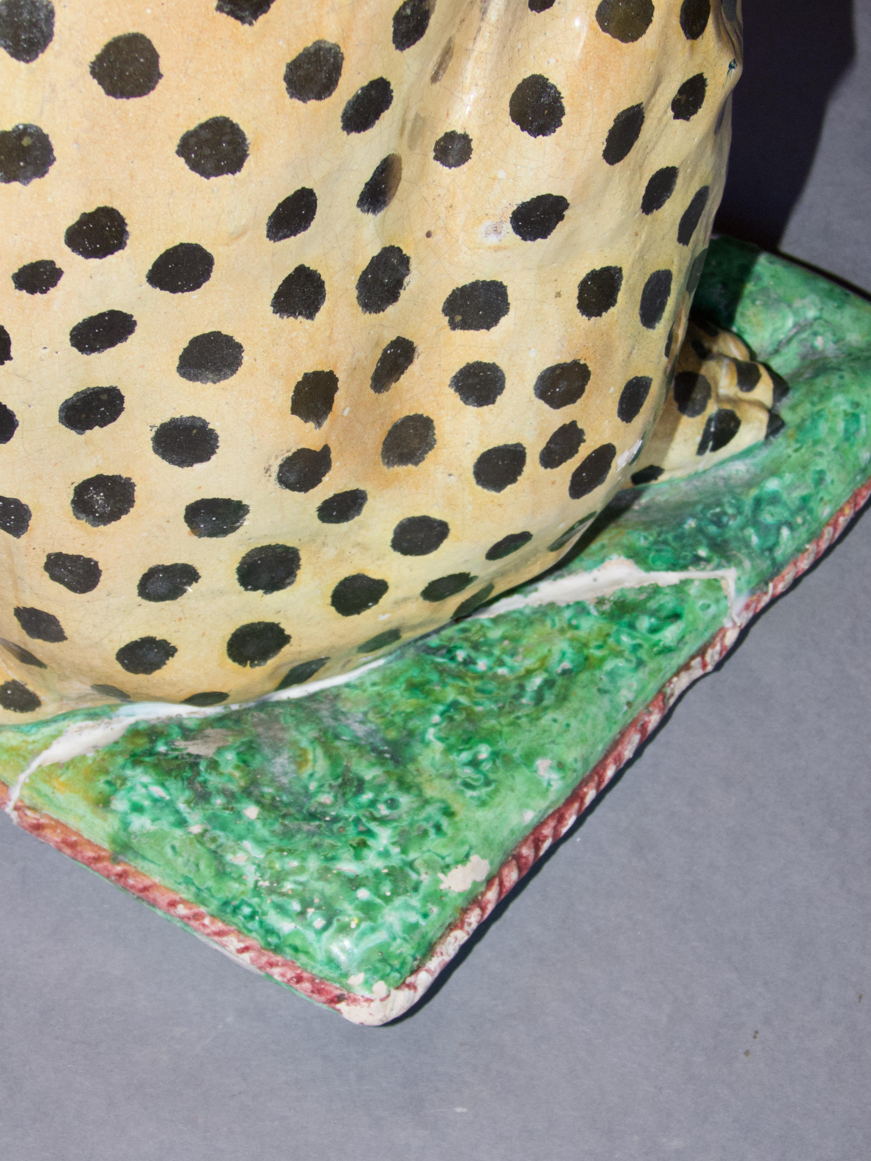 Pareja de esculturas de leopardo de terracota en venta 5