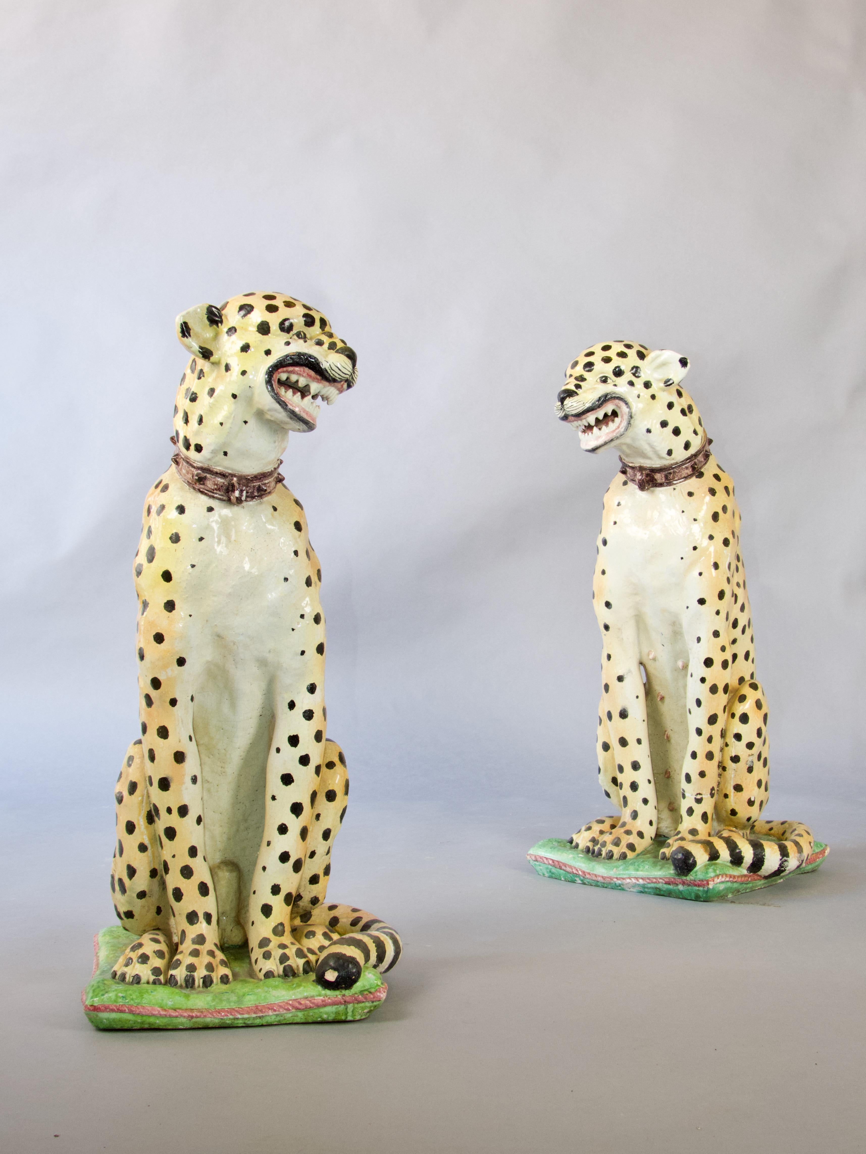 Pareja de esculturas de leopardo de terracota en venta 6