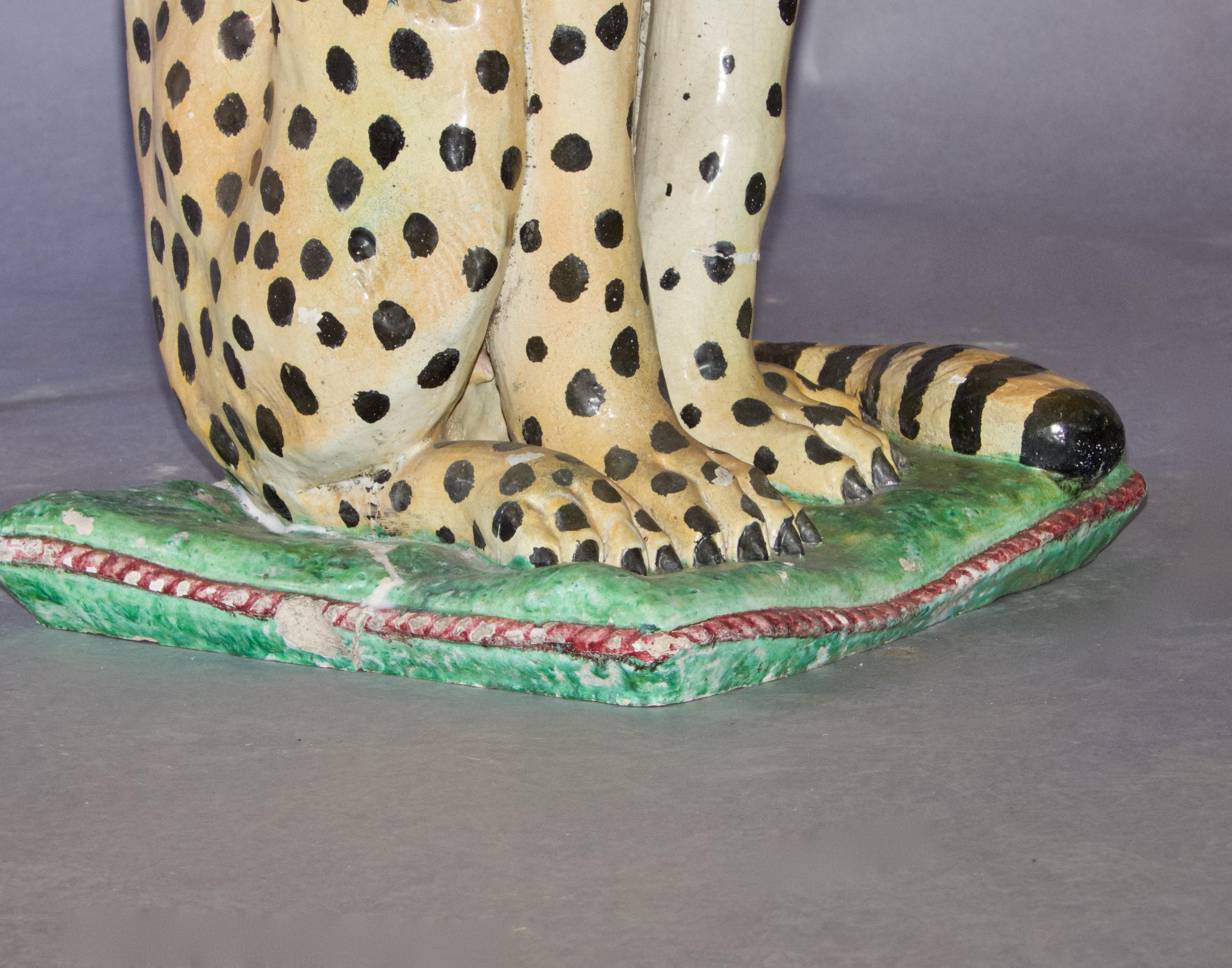 Pareja de esculturas de leopardo de terracota en venta 8