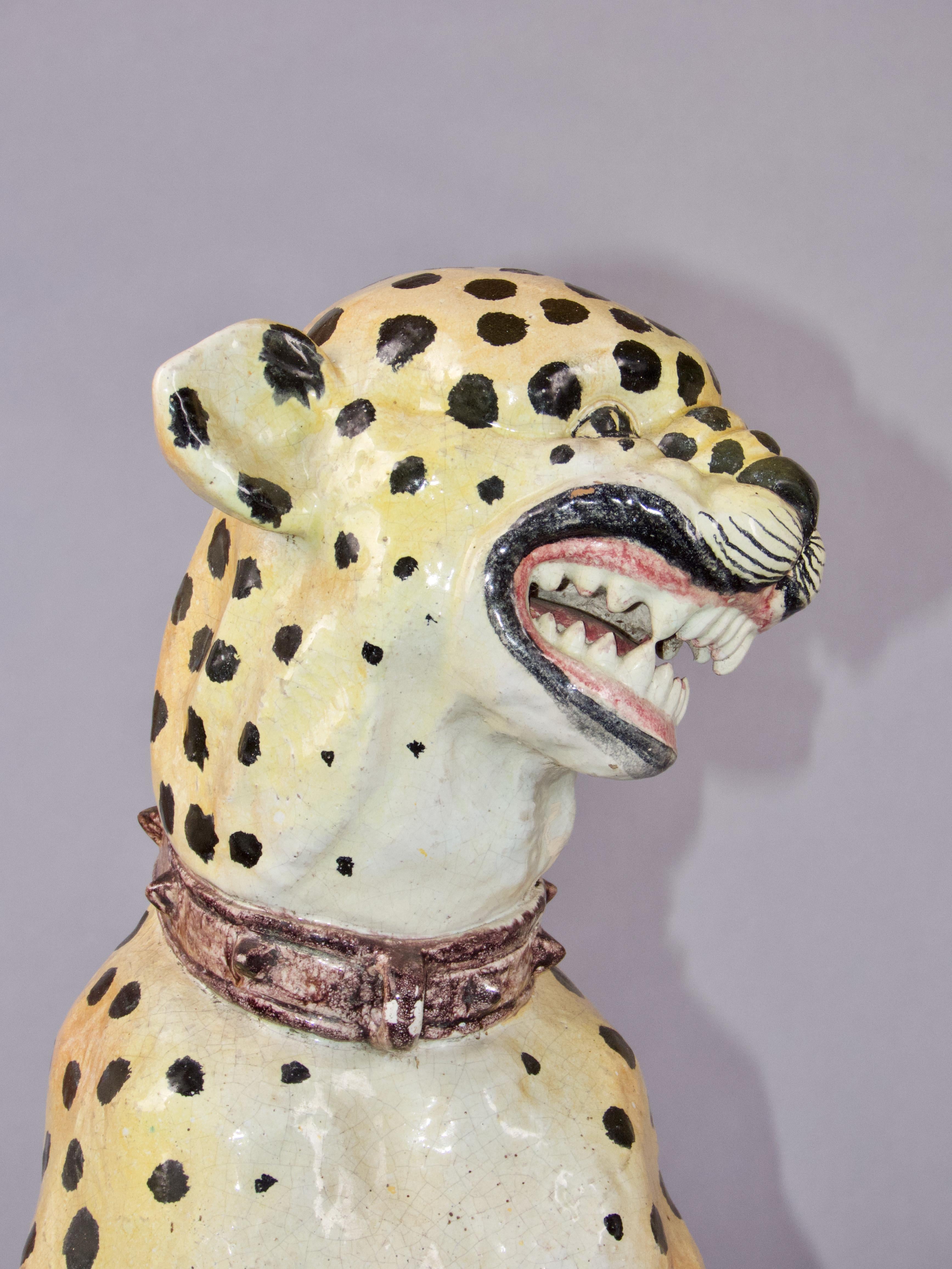 Pareja de esculturas de leopardo de terracota en venta 10