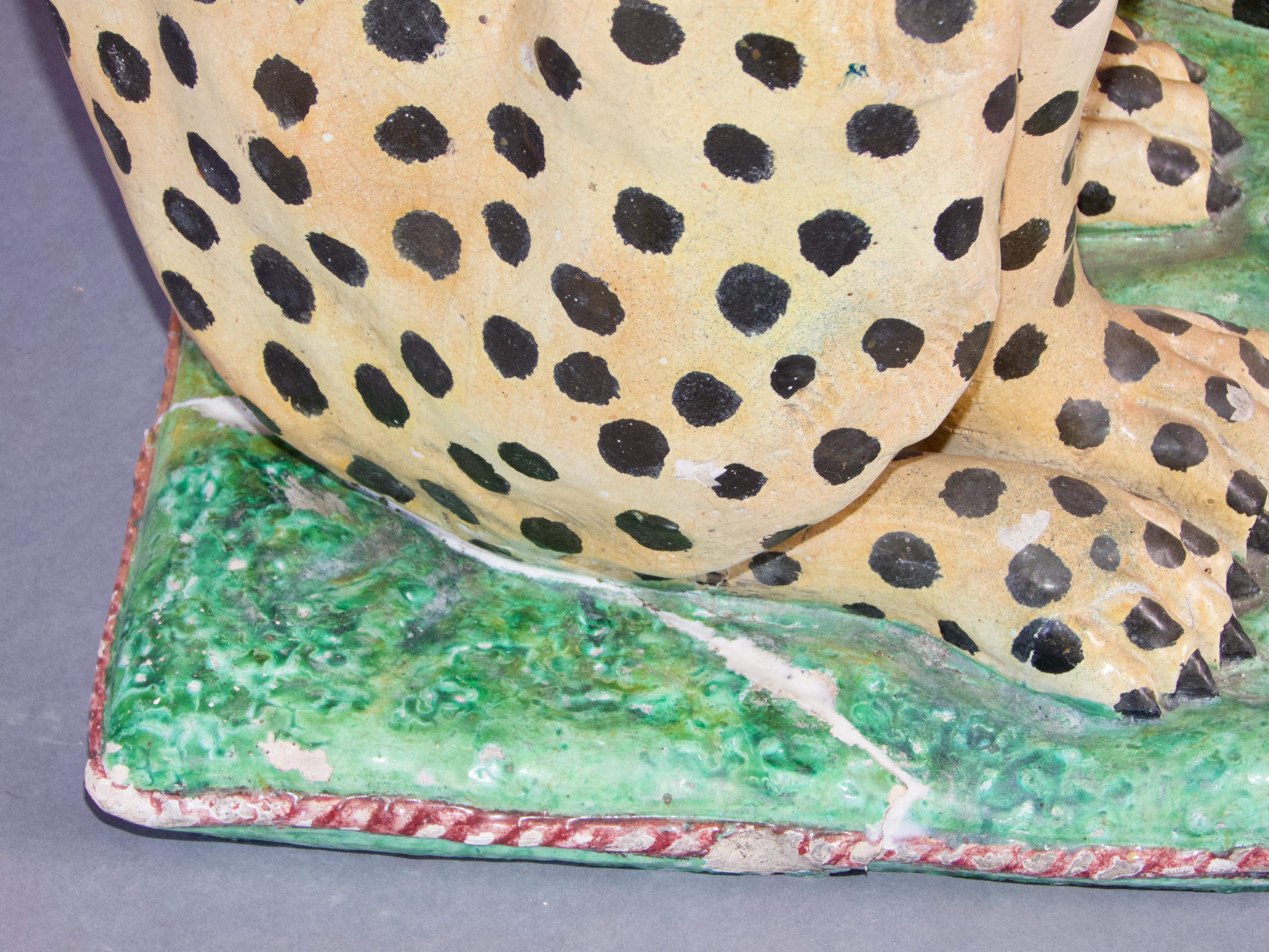 Pareja de esculturas de leopardo de terracota en venta 11