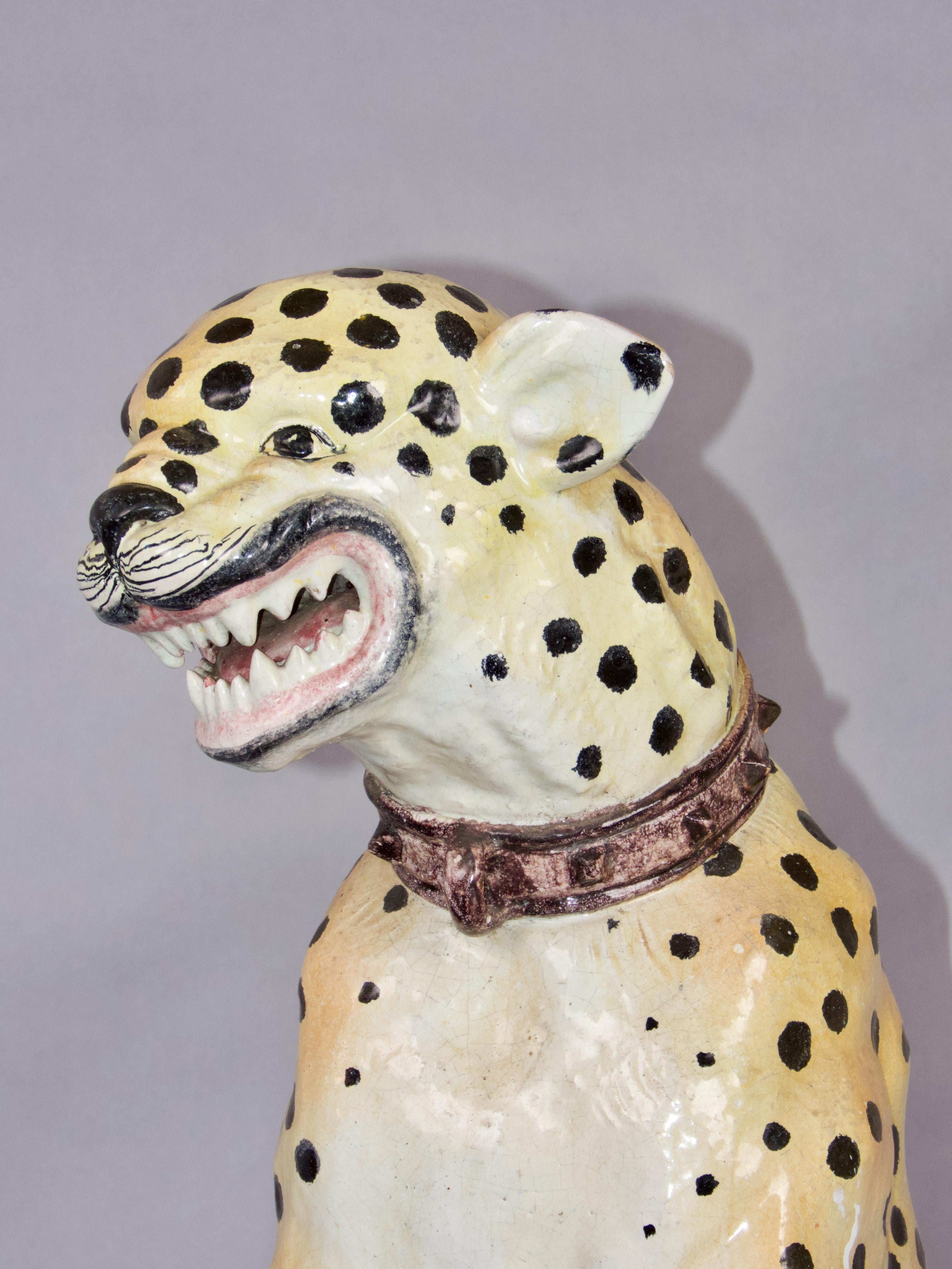 Pareja de esculturas decorativas de terracota de leopardo , la base de las dos esculturas ha sido pegada y reparada ver las fotos se trata de una reparación antigua