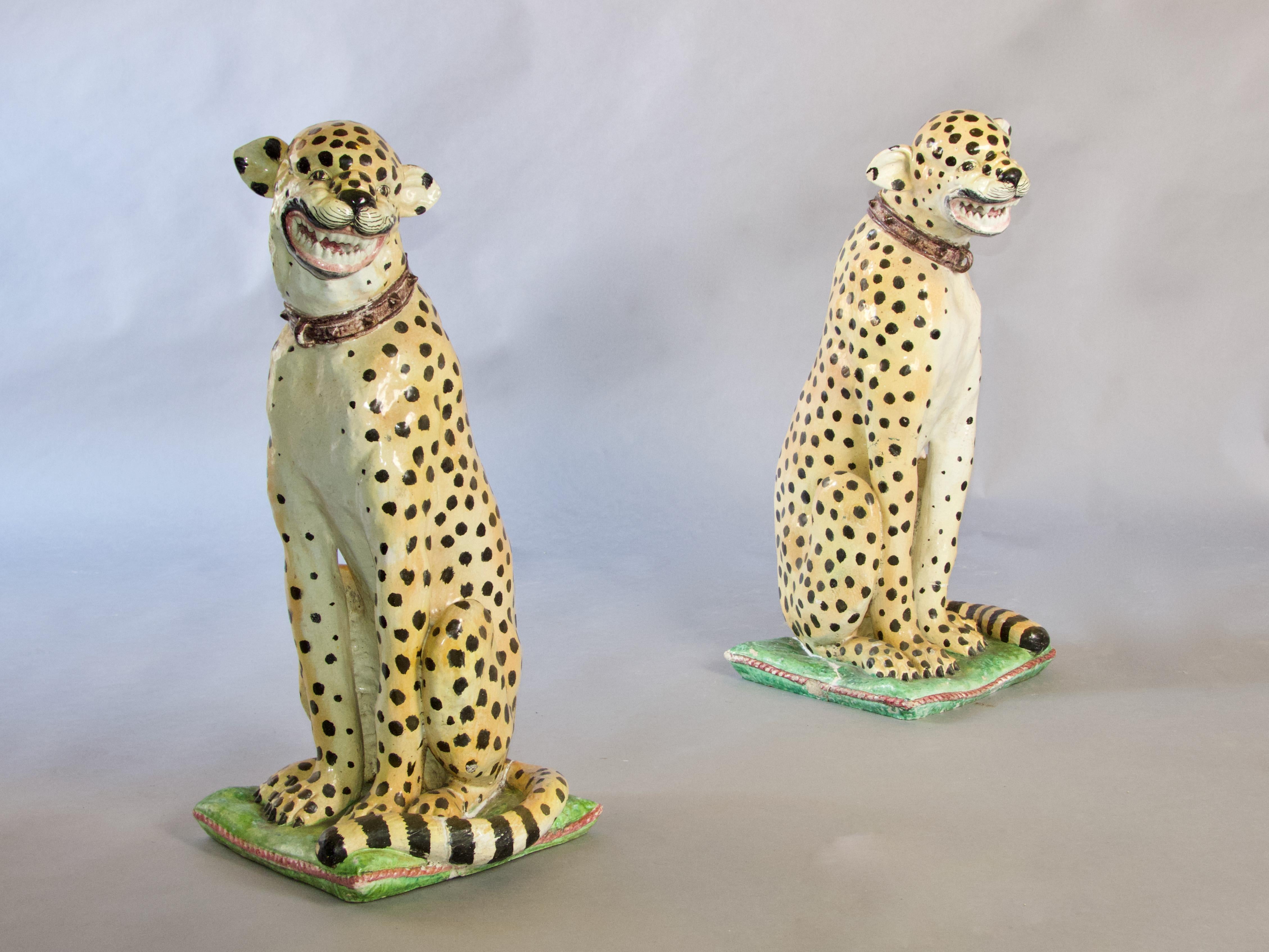 Pareja de esculturas de leopardo de terracota Europeo en venta