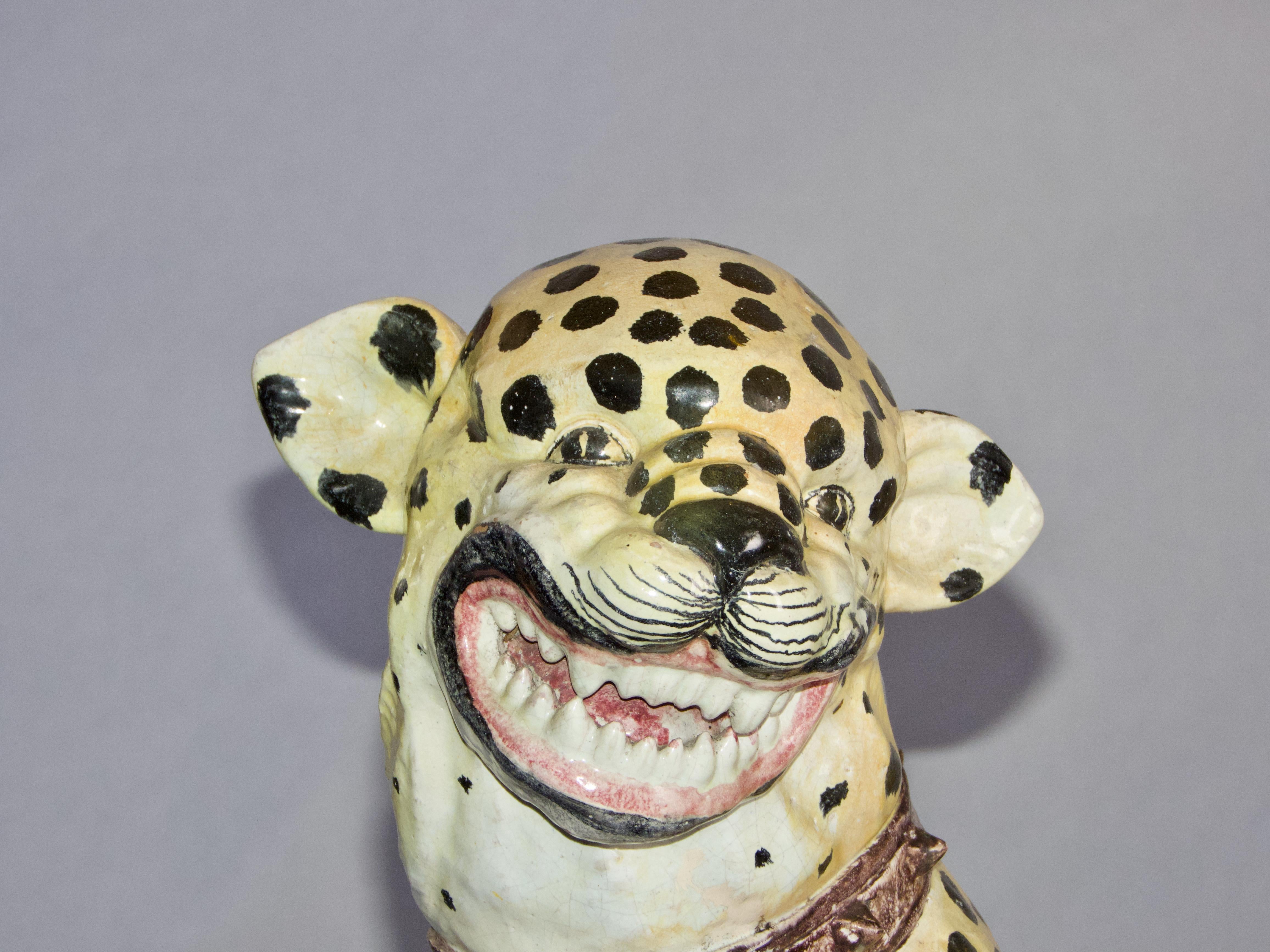 Pareja de esculturas de leopardo de terracota principios del siglo XX en venta