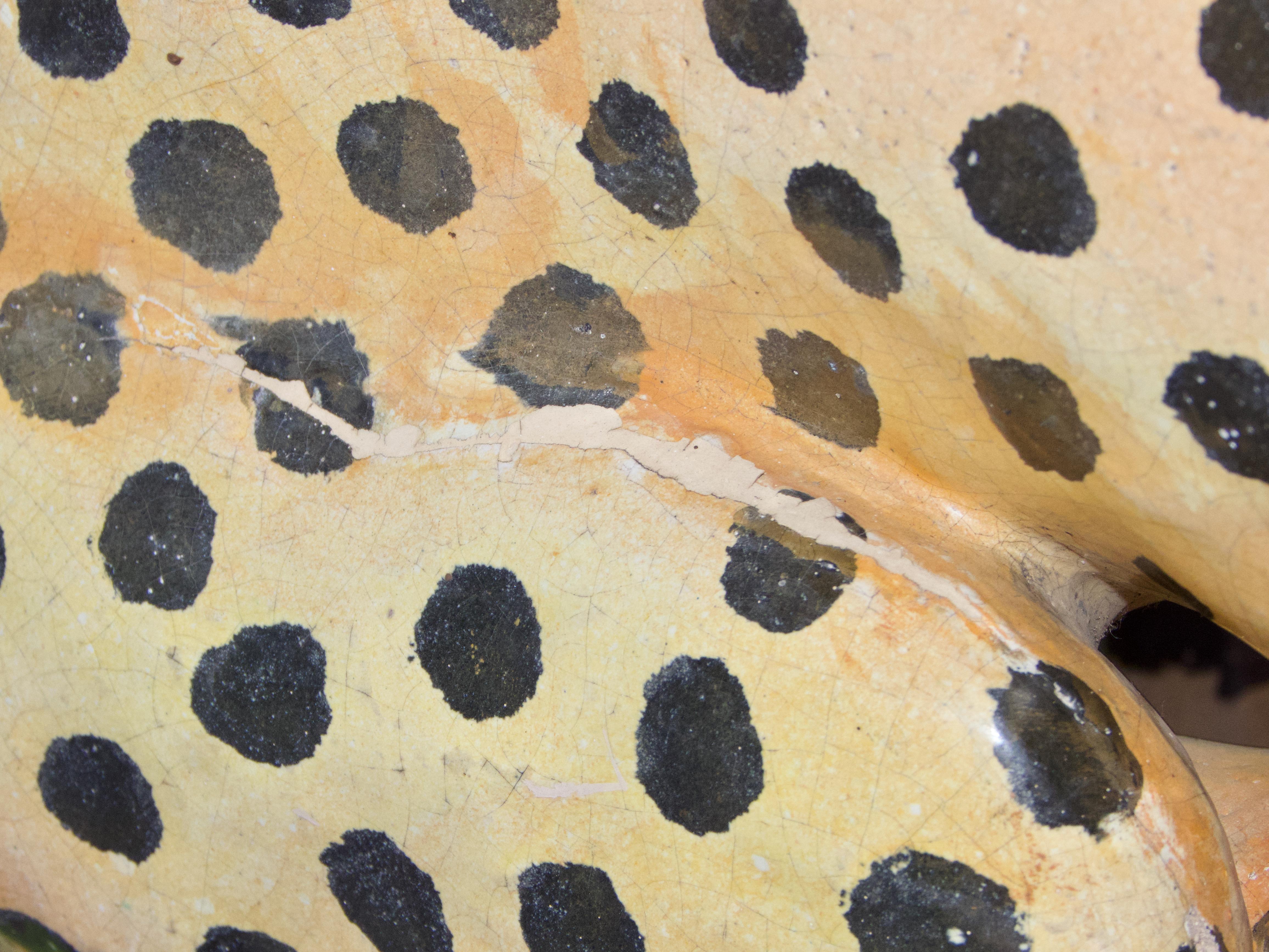 Pareja de esculturas de leopardo de terracota en venta 1