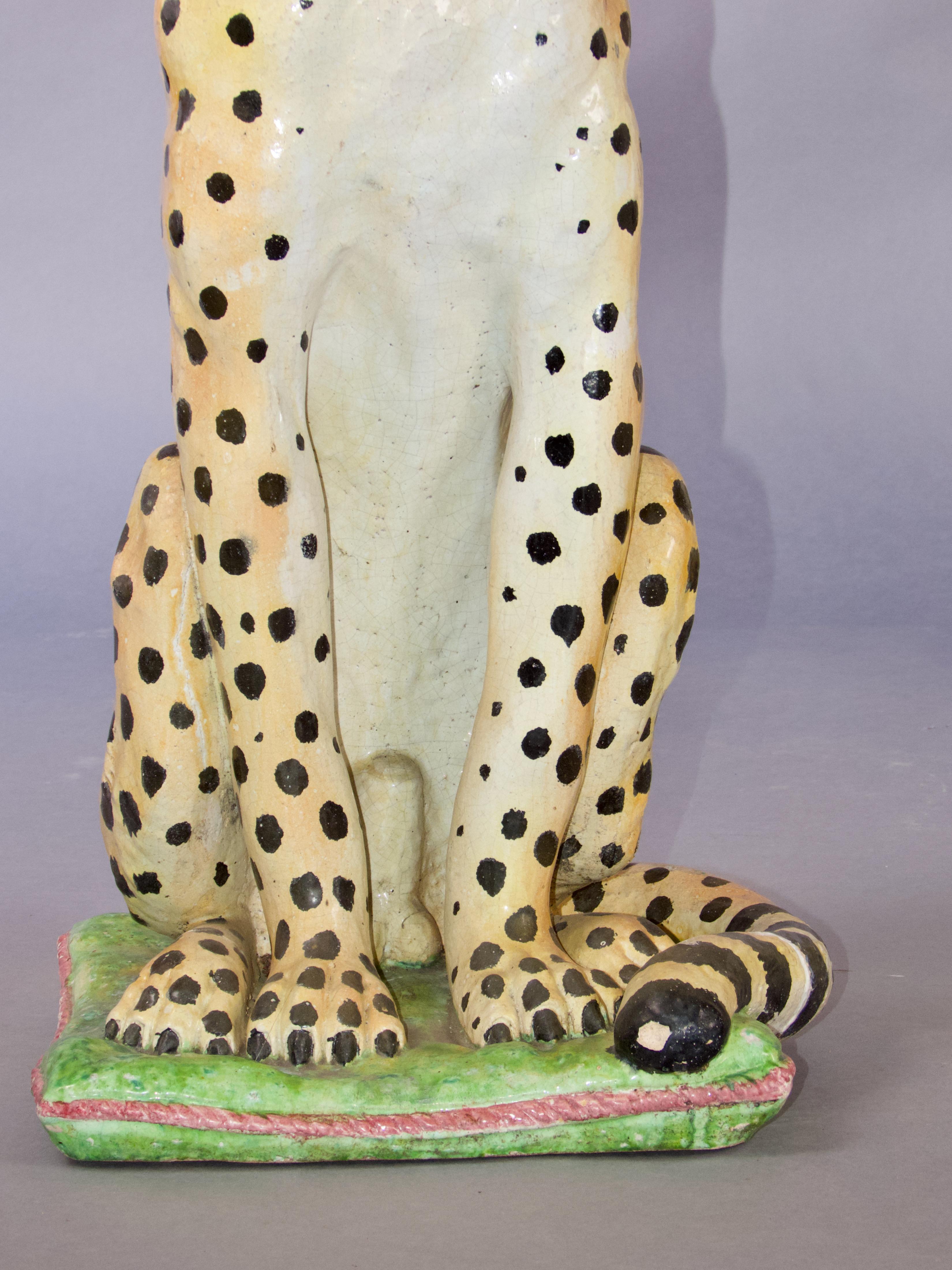 Pareja de esculturas de leopardo de terracota en venta 2