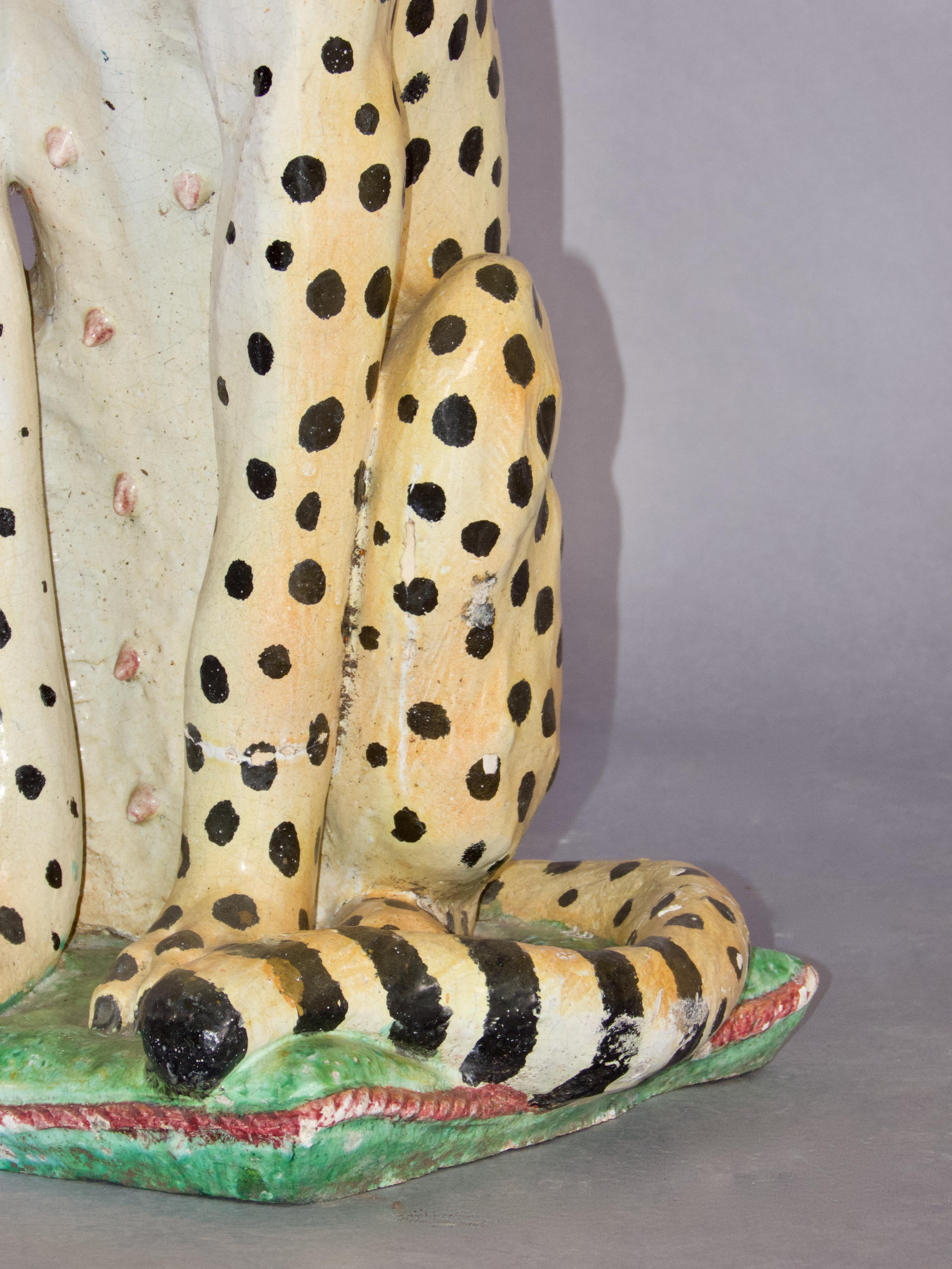 Pareja de esculturas de leopardo de terracota en venta 3