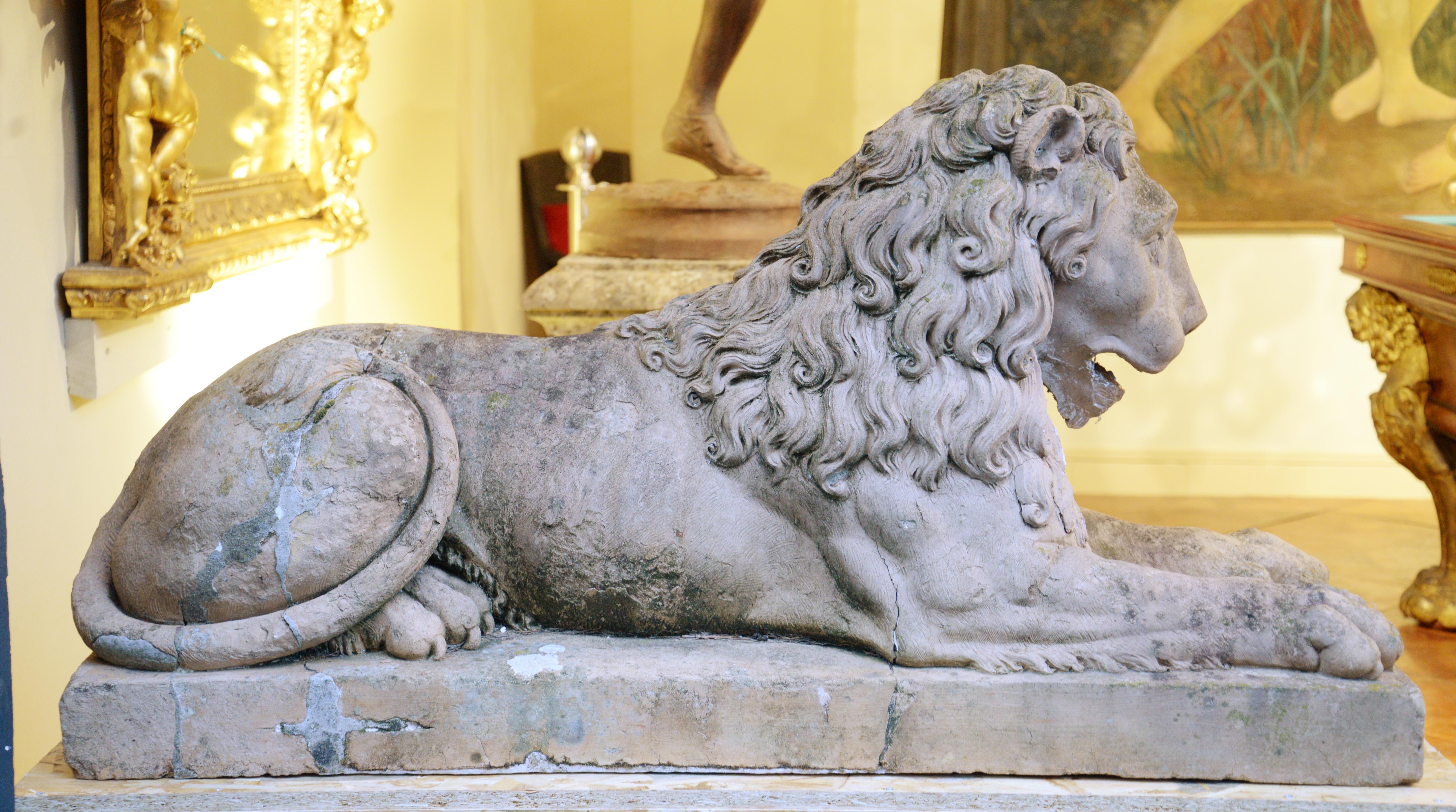 Reposant sur des piédestaux, cette paire de lions en terre cuite a été réalisée au XVIIIe siècle.

Ces lions en terre cuite sont basés sur l'iconographie ancienne et sont inspirés des XVIIe et XVIIIe siècles. Le lion couché est l'une des