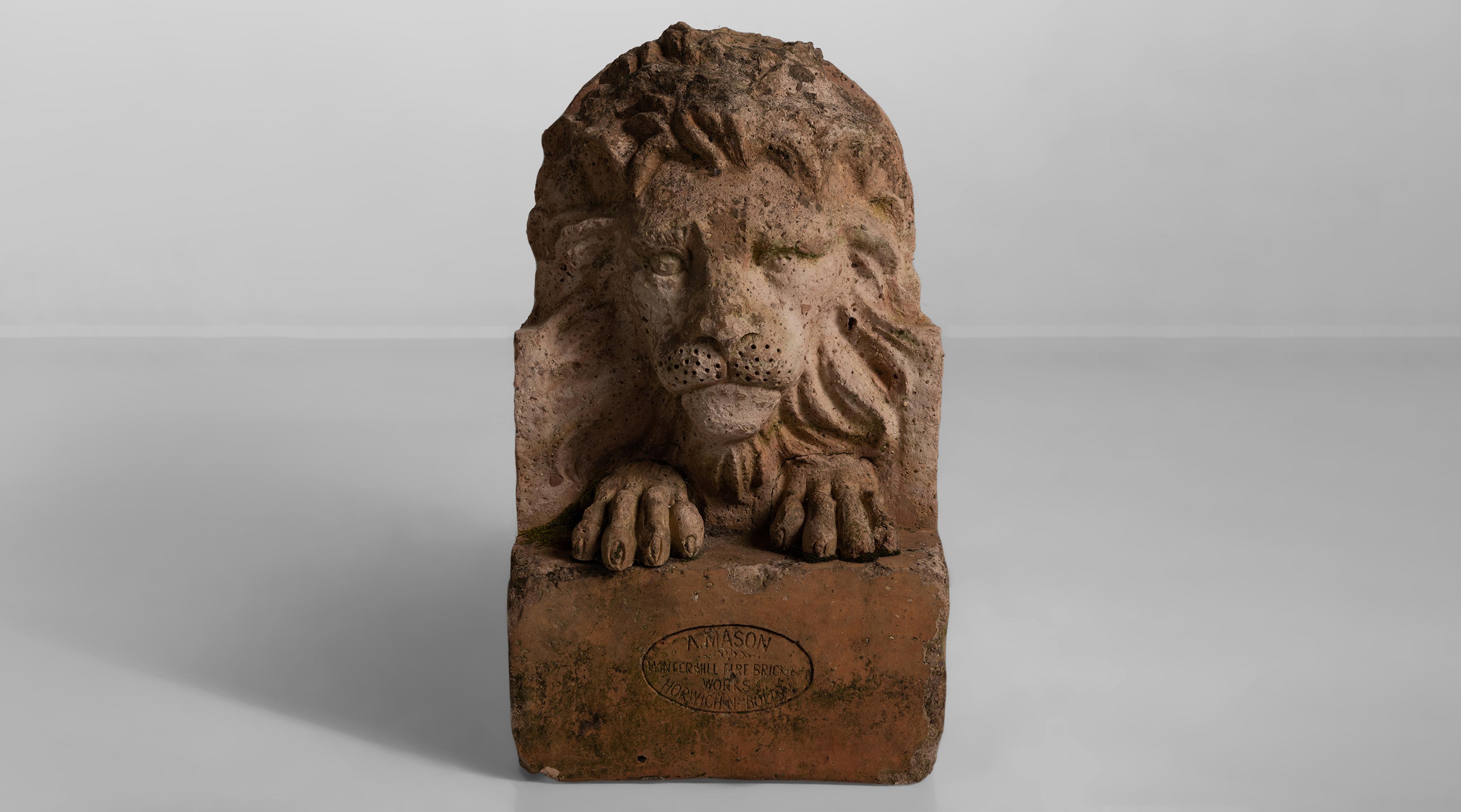 Pair of Terracotta Lions by Adam Mason & Sons, England, circa 1900 In Good Condition In Culver City, CA