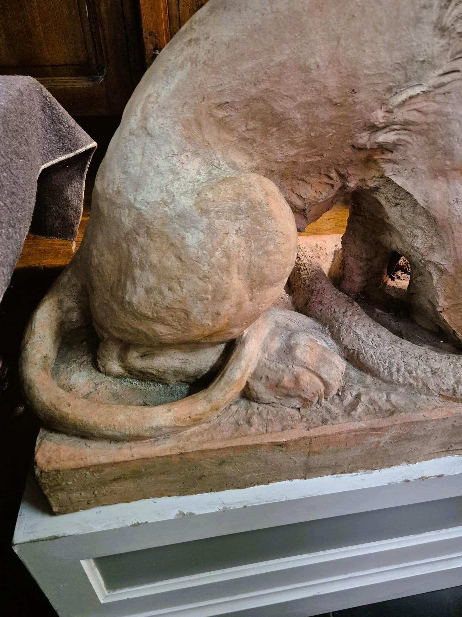 Coppia di leoni in terracotta su una base, XIX secolo in vendita 7