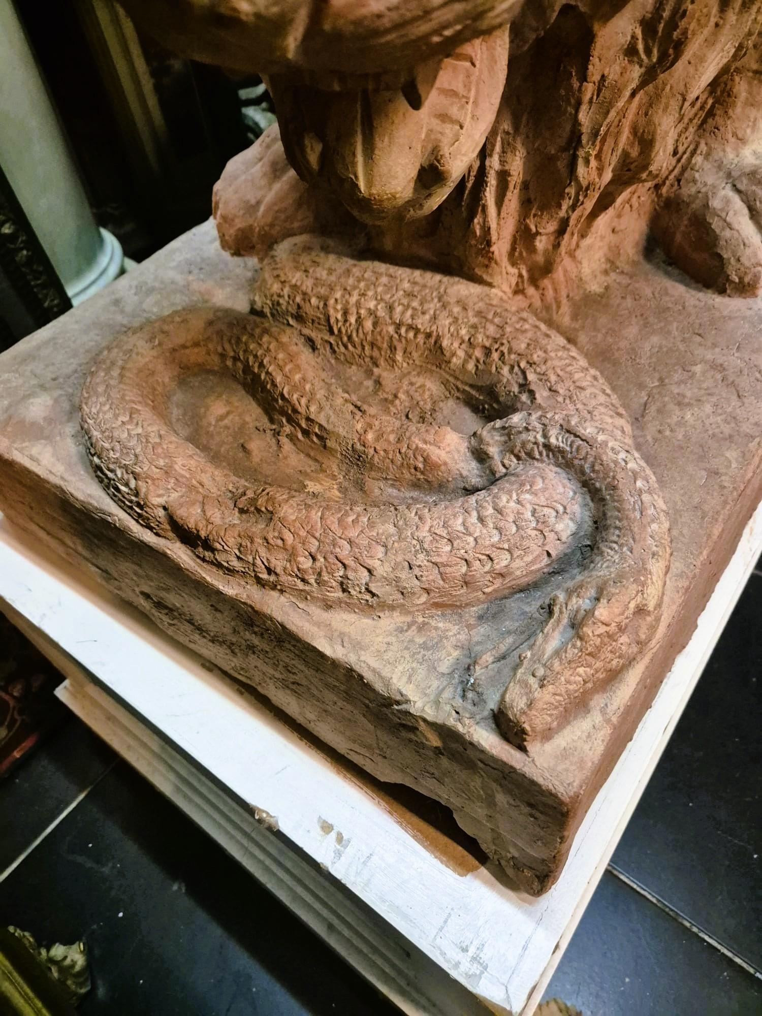 Coppia di leoni in terracotta su una base, XIX secolo in vendita 11