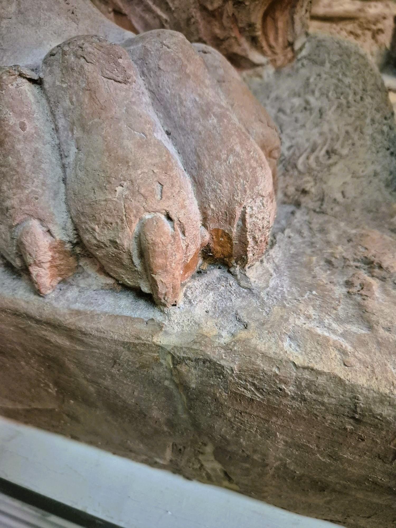 Coppia di leoni in terracotta su una base, XIX secolo in vendita 13