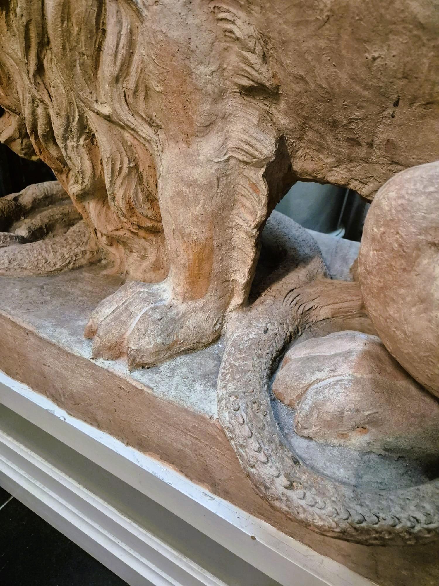 Coppia di leoni in terracotta su una base, XIX secolo in vendita 15