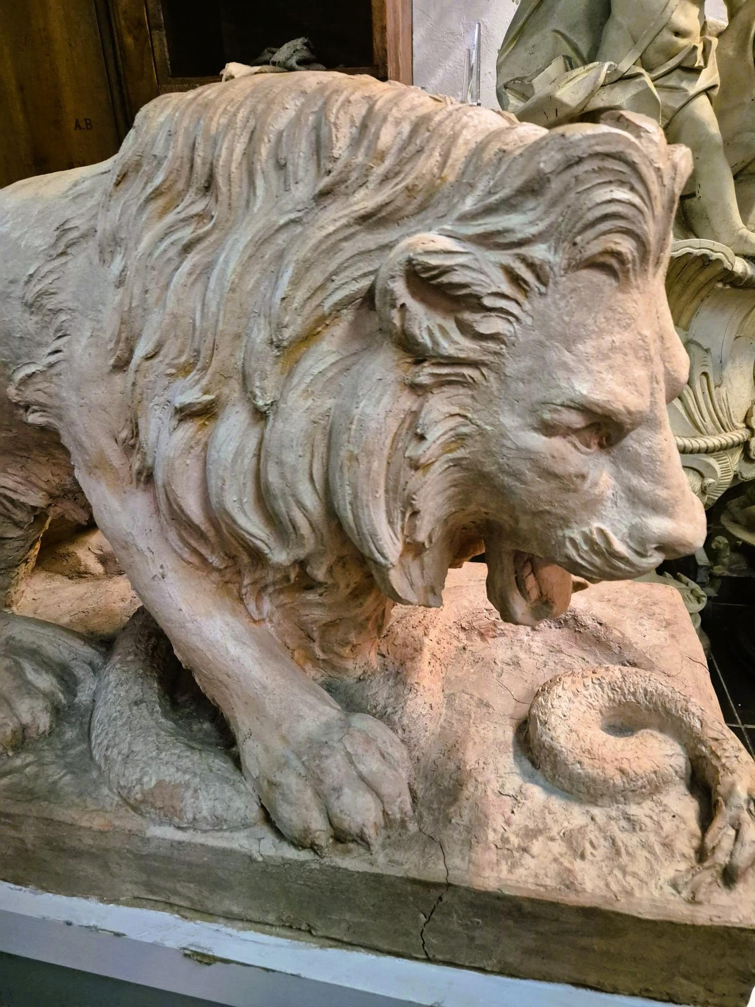Coppia di leoni in terracotta su una base, XIX secolo in vendita 4
